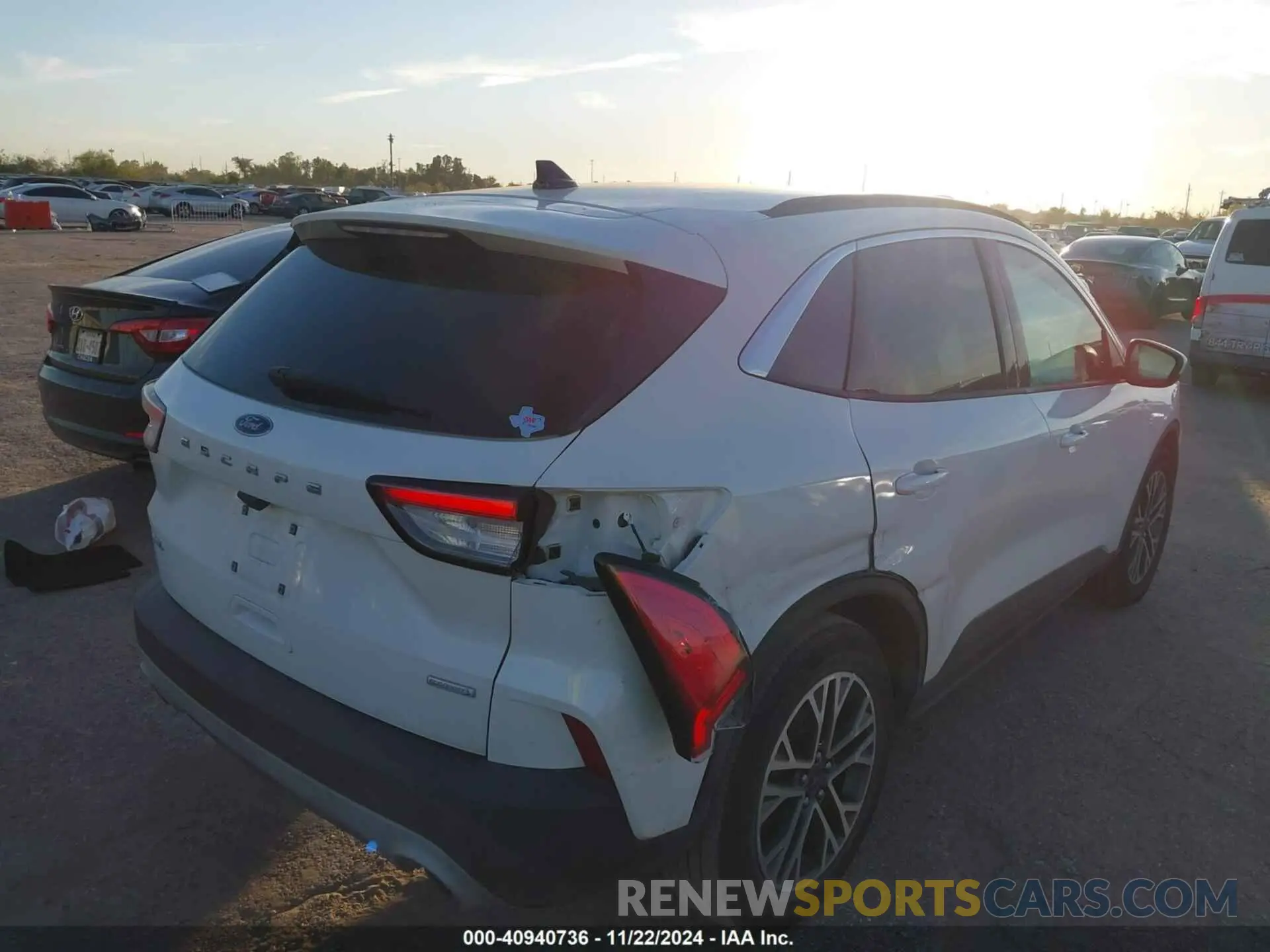 4 Photograph of a damaged car 1FMCU0H66LUB03359 FORD ESCAPE 2020