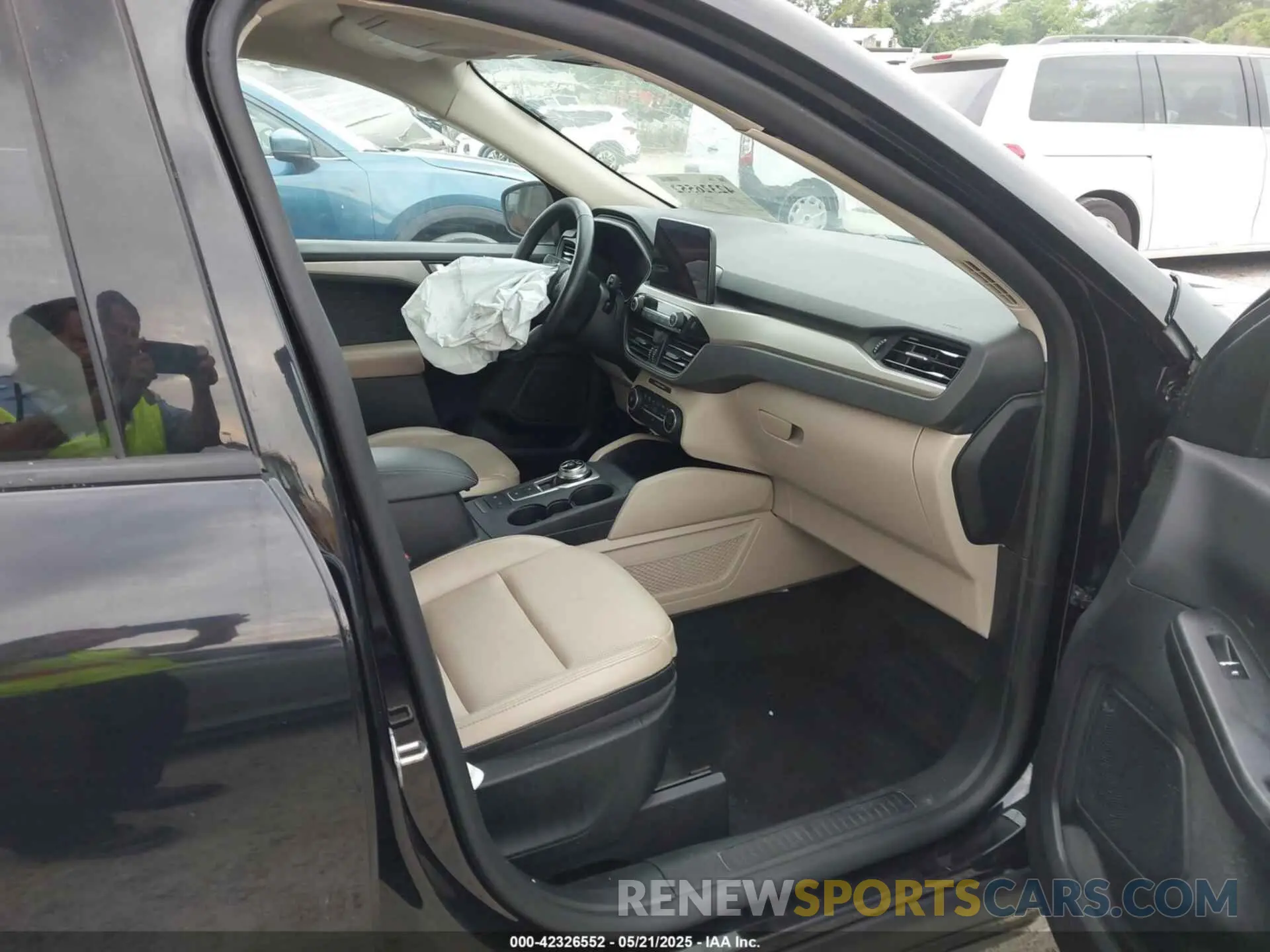 5 Photograph of a damaged car 1FMCU0H66LUB10277 FORD ESCAPE 2020