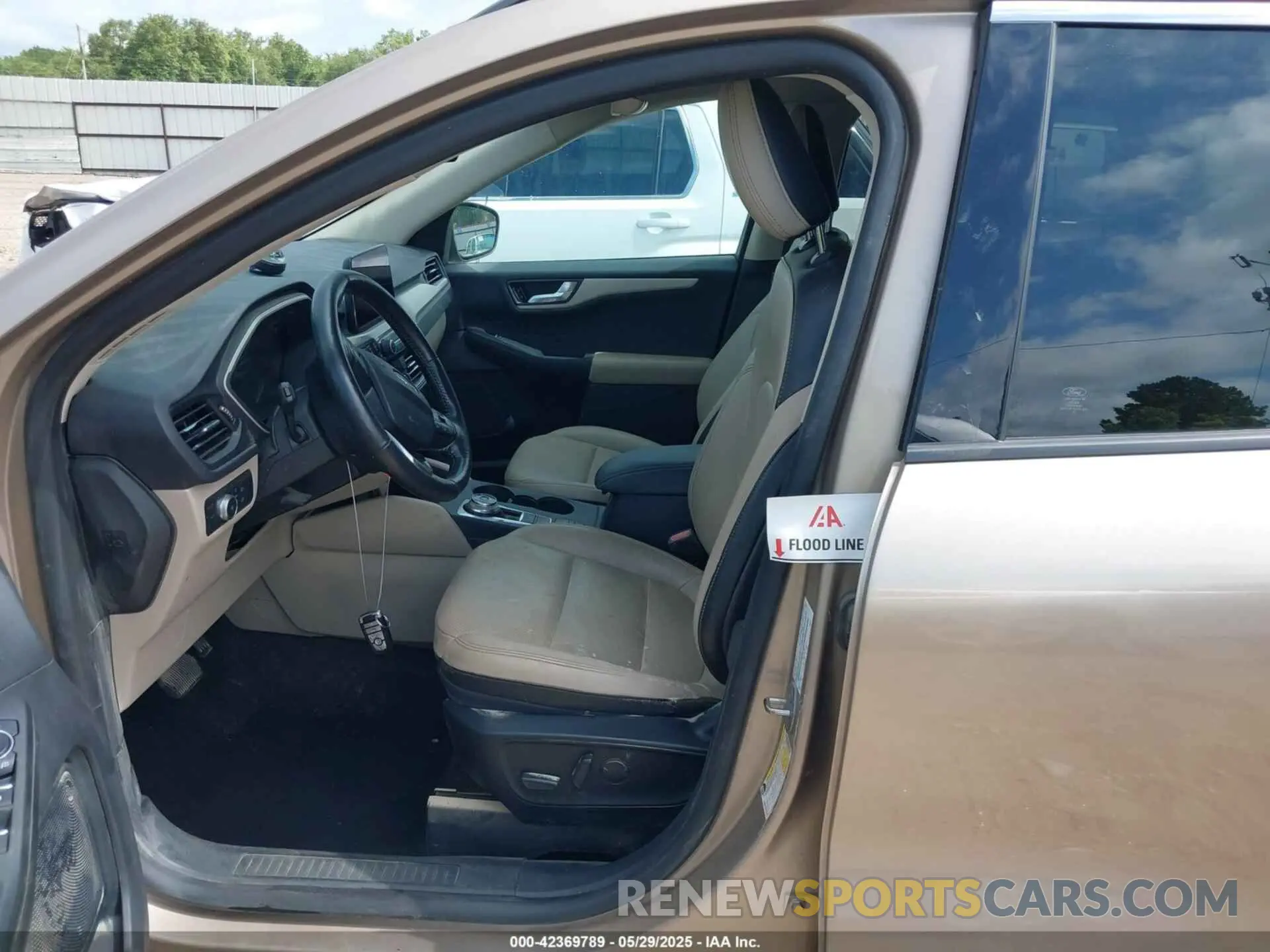 6 Photograph of a damaged car 1FMCU0H67LUA68444 FORD ESCAPE 2020