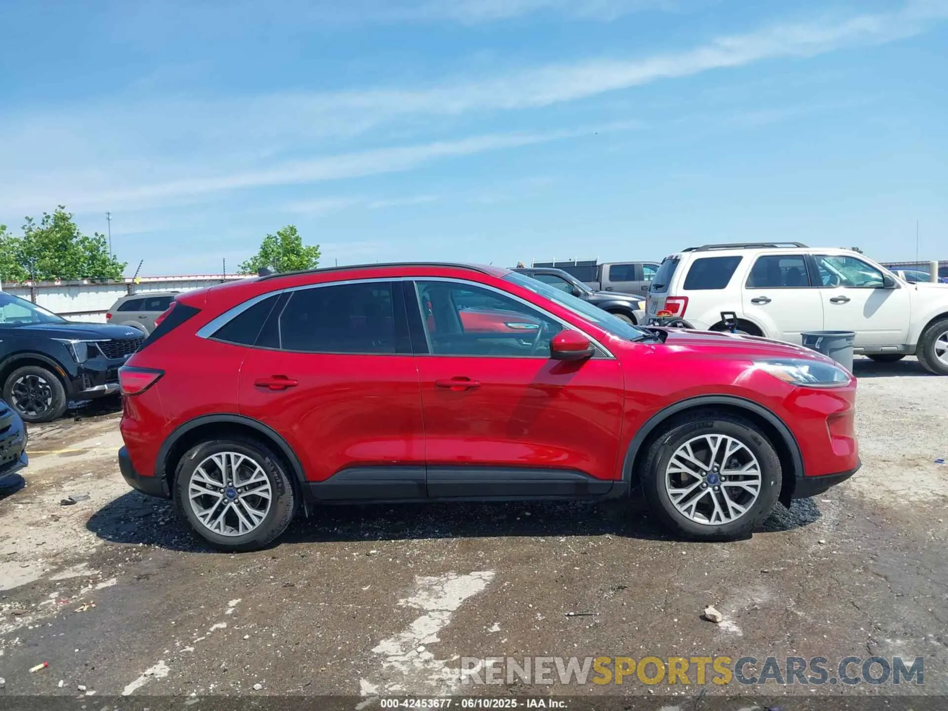 13 Photograph of a damaged car 1FMCU0H68LUB47072 FORD ESCAPE 2020