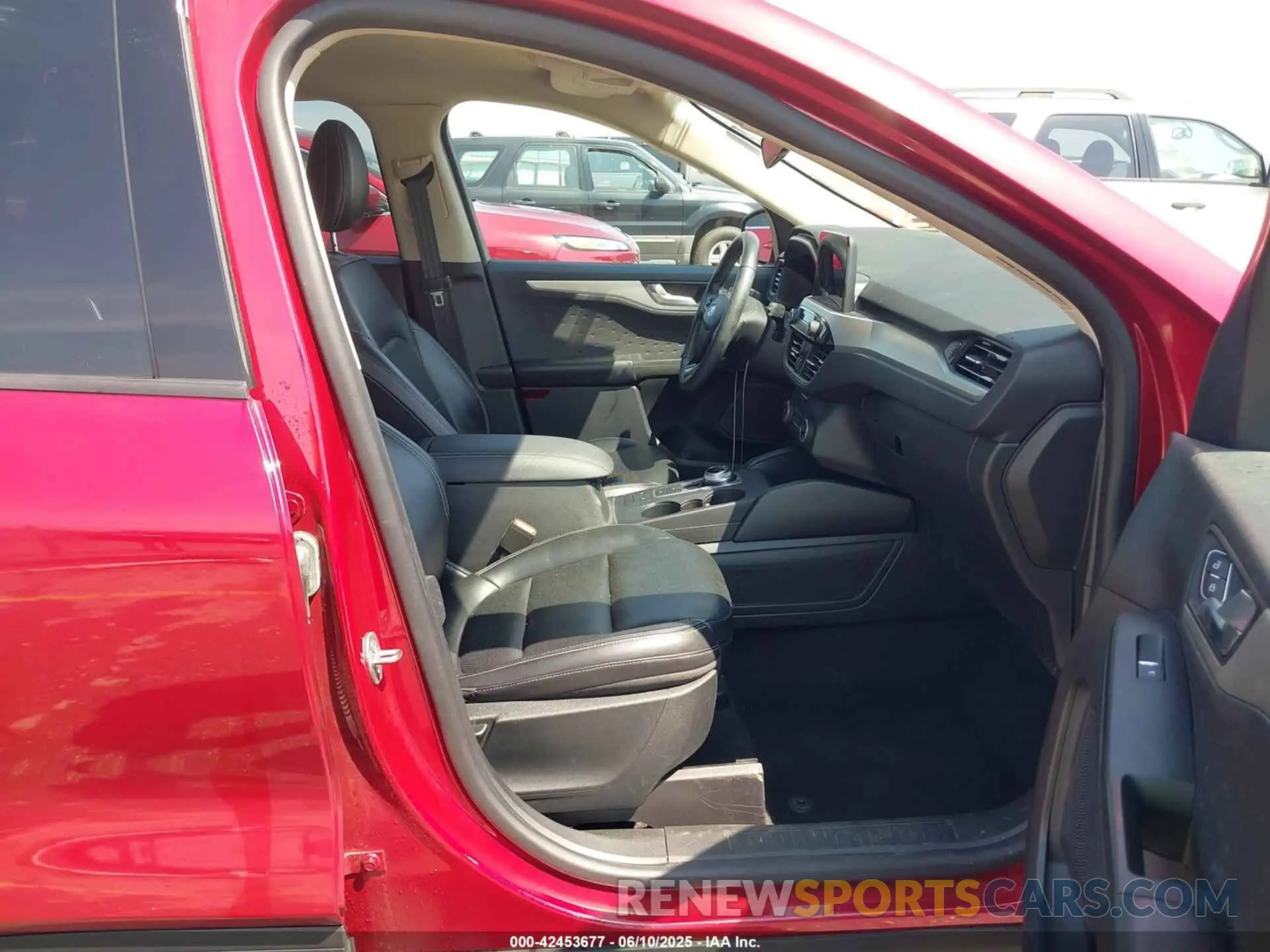 5 Photograph of a damaged car 1FMCU0H68LUB47072 FORD ESCAPE 2020