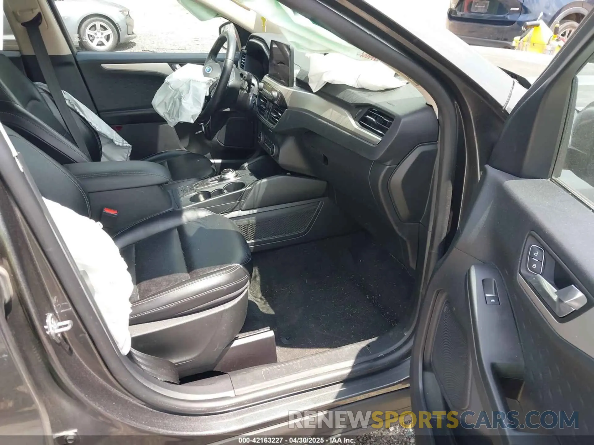 5 Photograph of a damaged car 1FMCU0H69LUB18115 FORD ESCAPE 2020