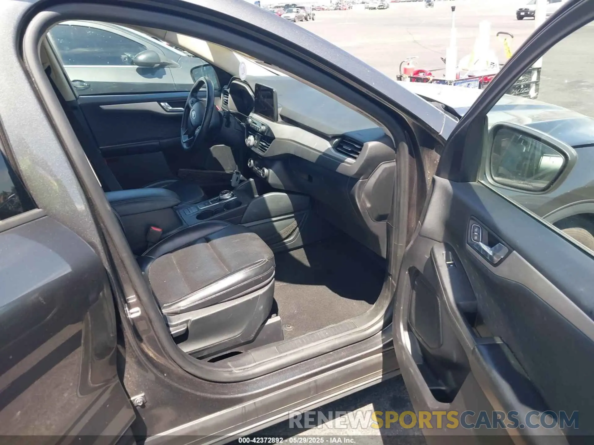 5 Photograph of a damaged car 1FMCU0H6XLUA58846 FORD ESCAPE 2020