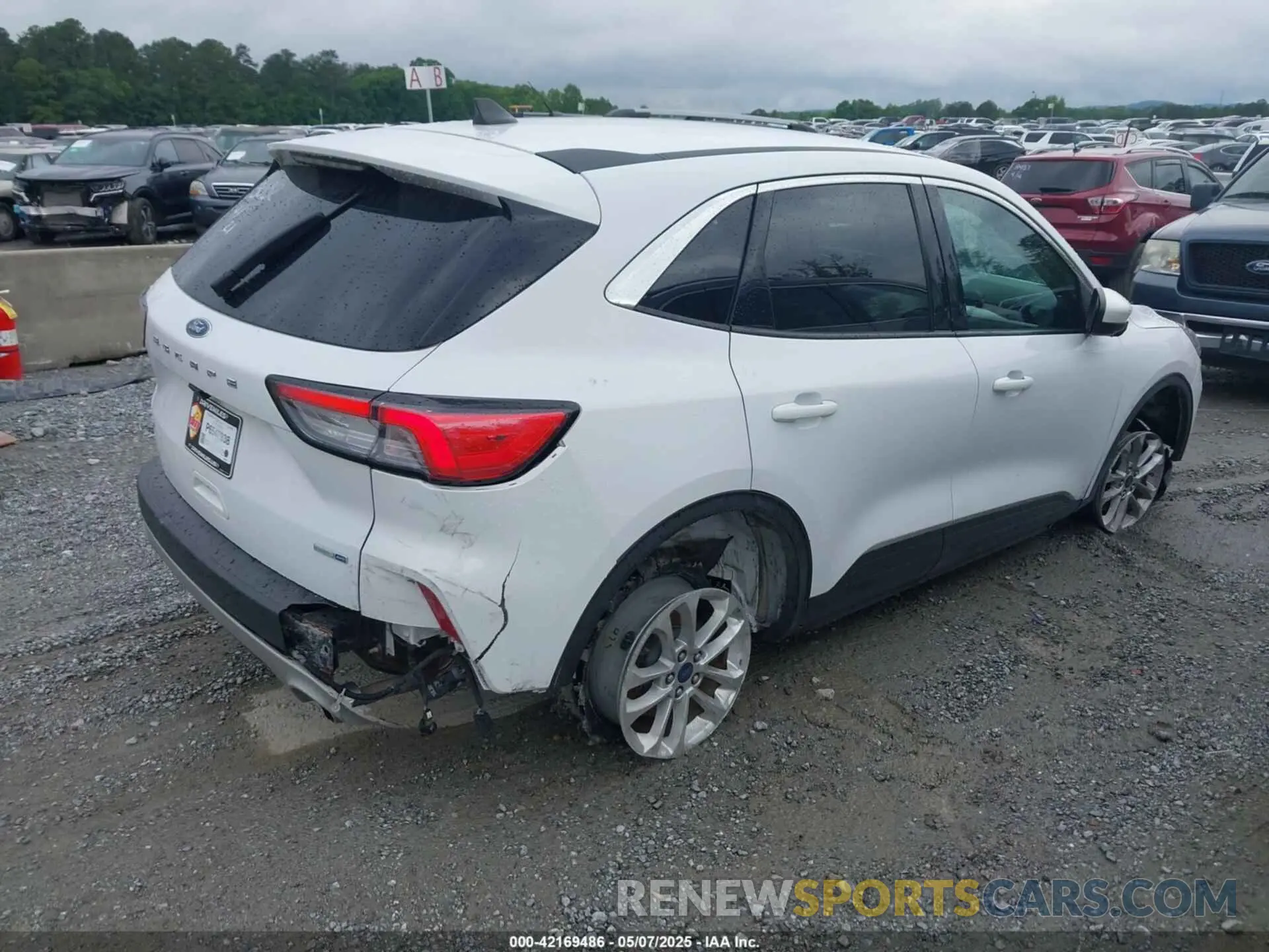 4 Photograph of a damaged car 1FMCU9G63LUB83032 FORD ESCAPE 2020
