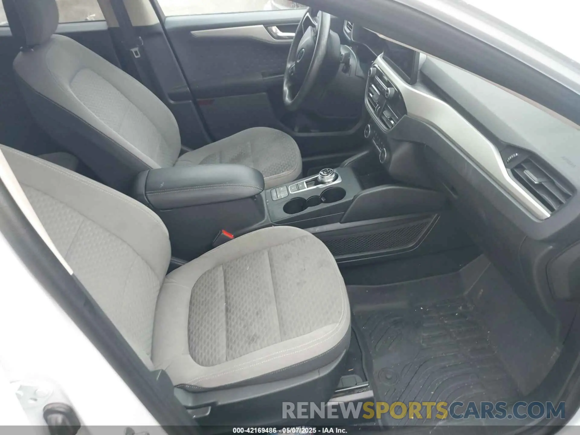5 Photograph of a damaged car 1FMCU9G63LUB83032 FORD ESCAPE 2020