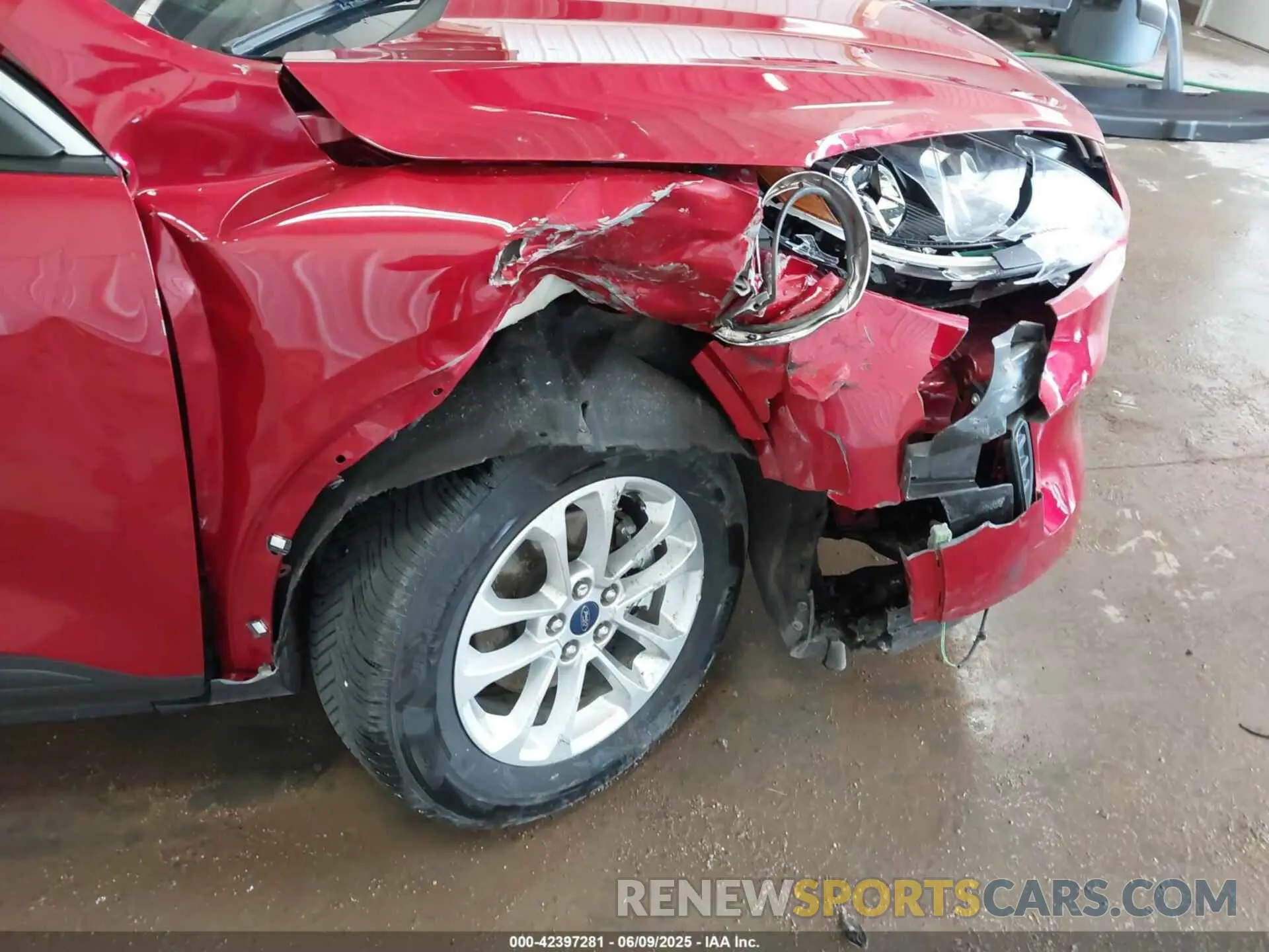 17 Photograph of a damaged car 1FMCU9G63LUC24081 FORD ESCAPE 2020