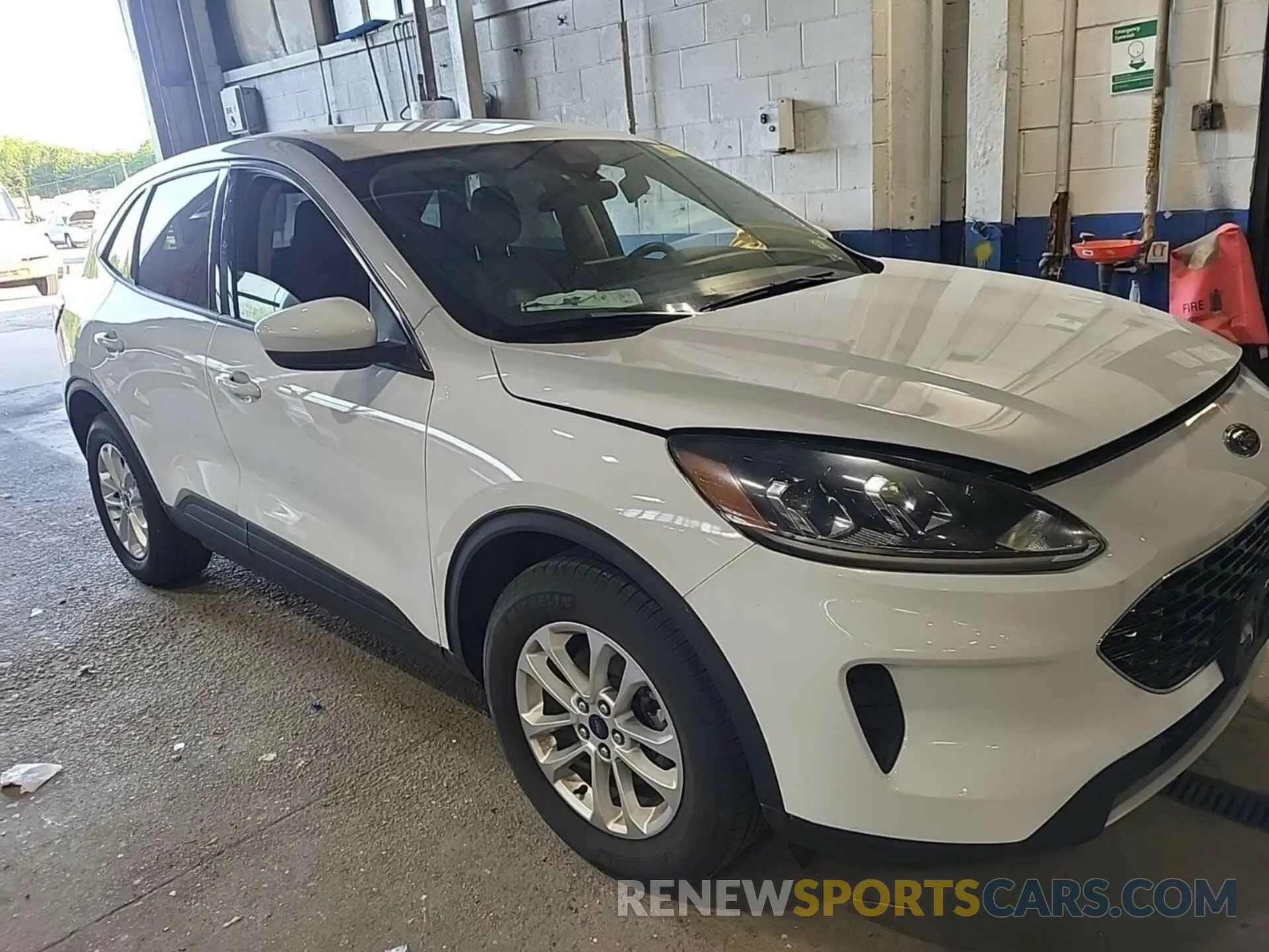 21 Photograph of a damaged car 1FMCU9G66LUB14805 FORD ESCAPE 2020
