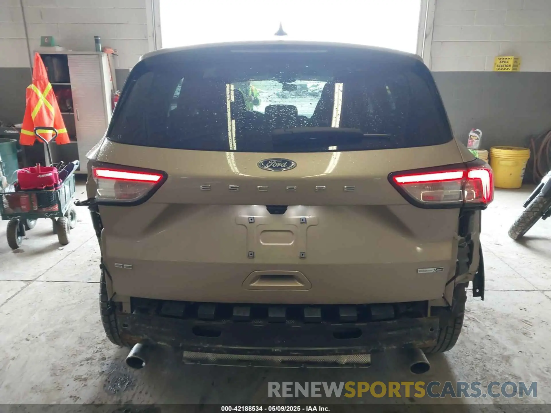 17 Photograph of a damaged car 1FMCU9G67LUC14248 FORD ESCAPE 2020