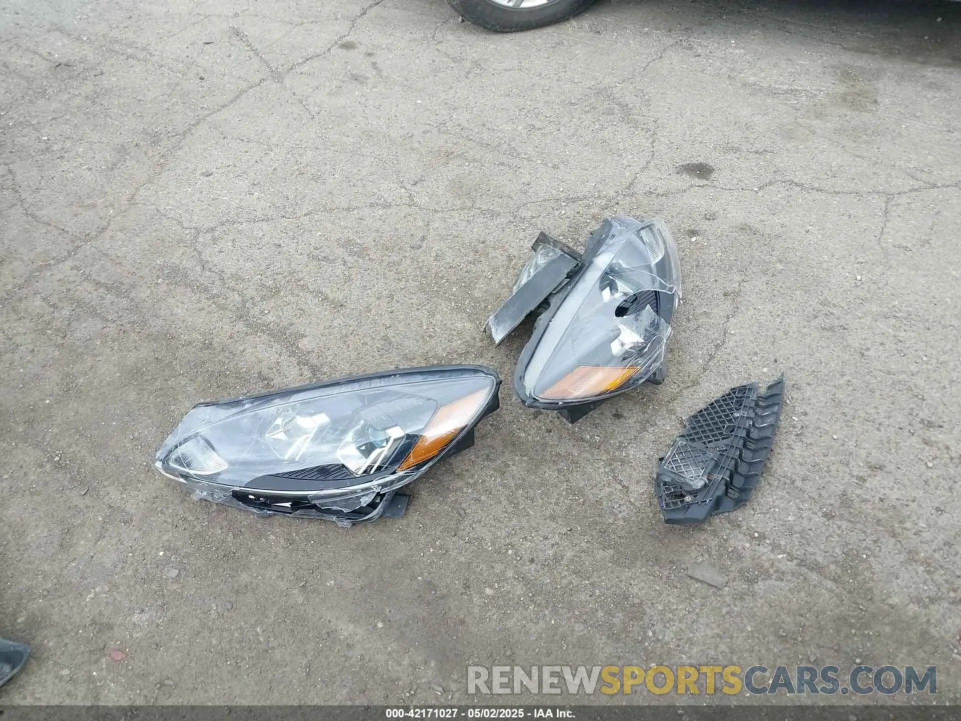 11 Photograph of a damaged car 1FMCU9G68LUC41863 FORD ESCAPE 2020