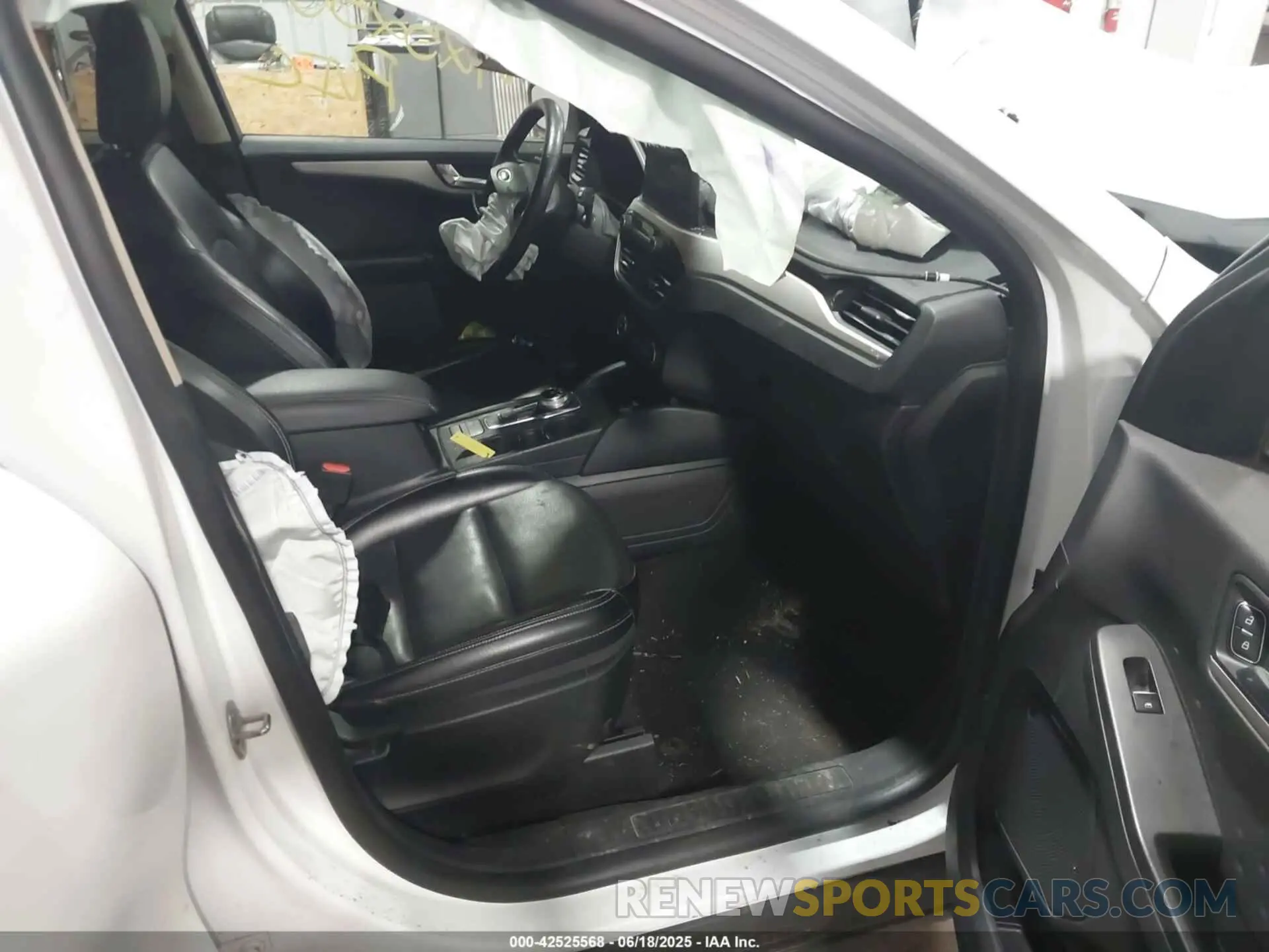 5 Photograph of a damaged car 1FMCU9H64LUA52688 FORD ESCAPE 2020