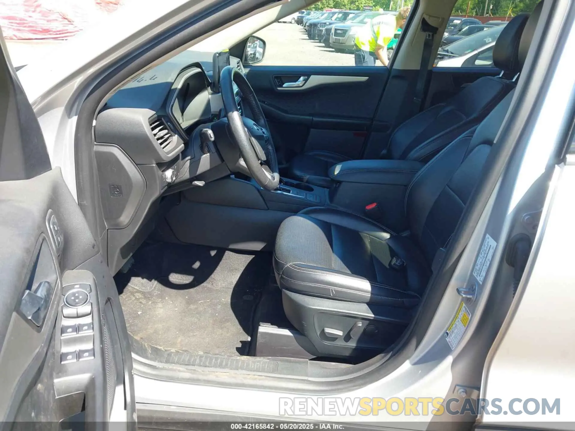 5 Photograph of a damaged car 1FMCU9H64LUB18219 FORD ESCAPE 2020