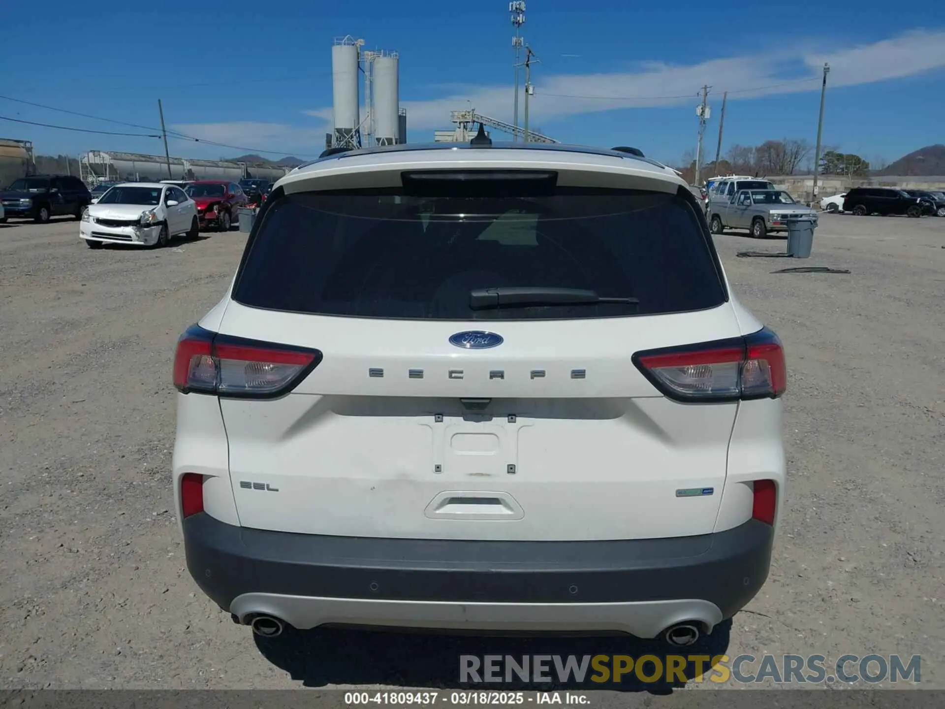 17 Photograph of a damaged car 1FMCU9H68LUB56813 FORD ESCAPE 2020