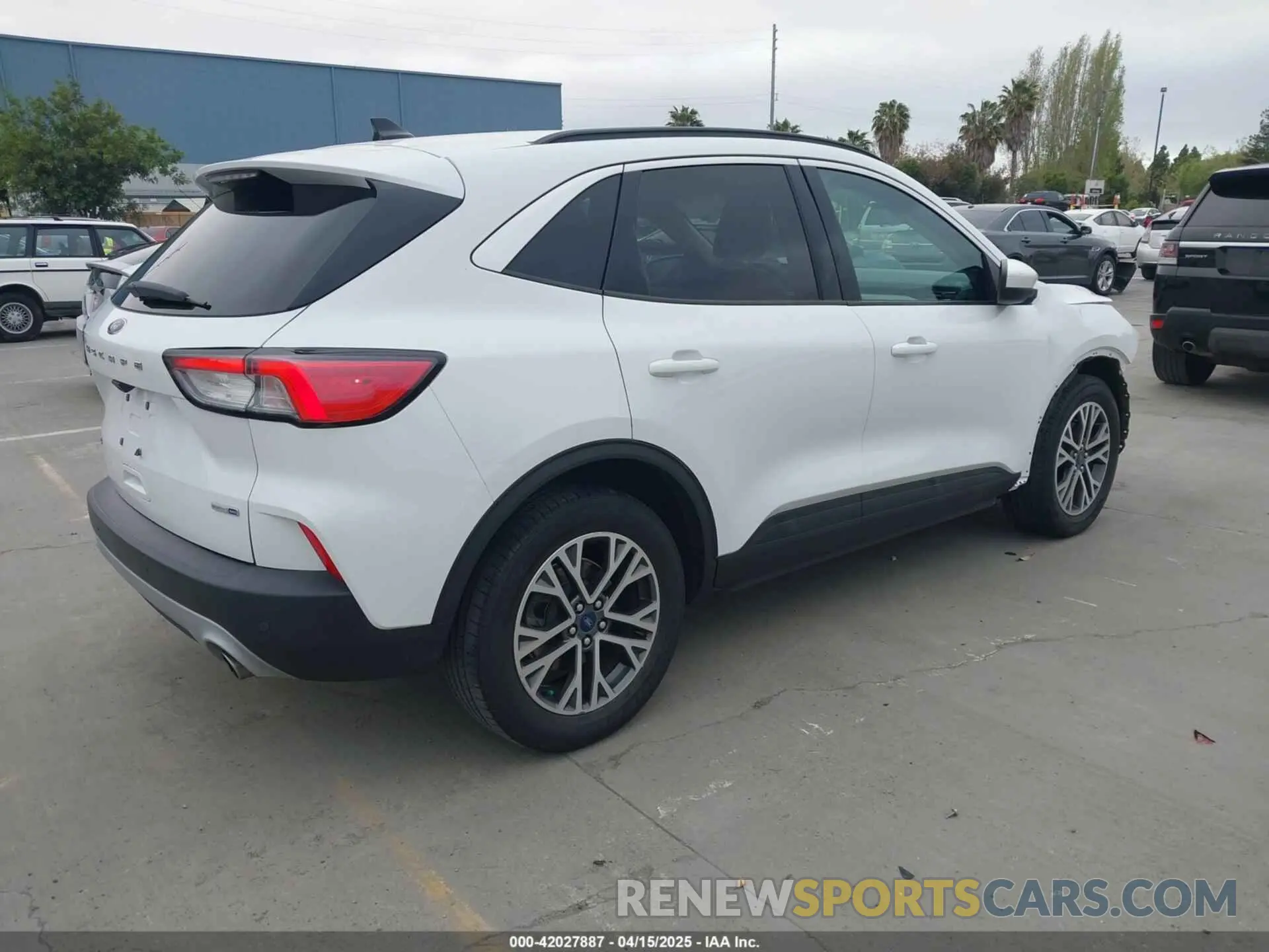 4 Photograph of a damaged car 1FMCU9H69LUB11816 FORD ESCAPE 2020