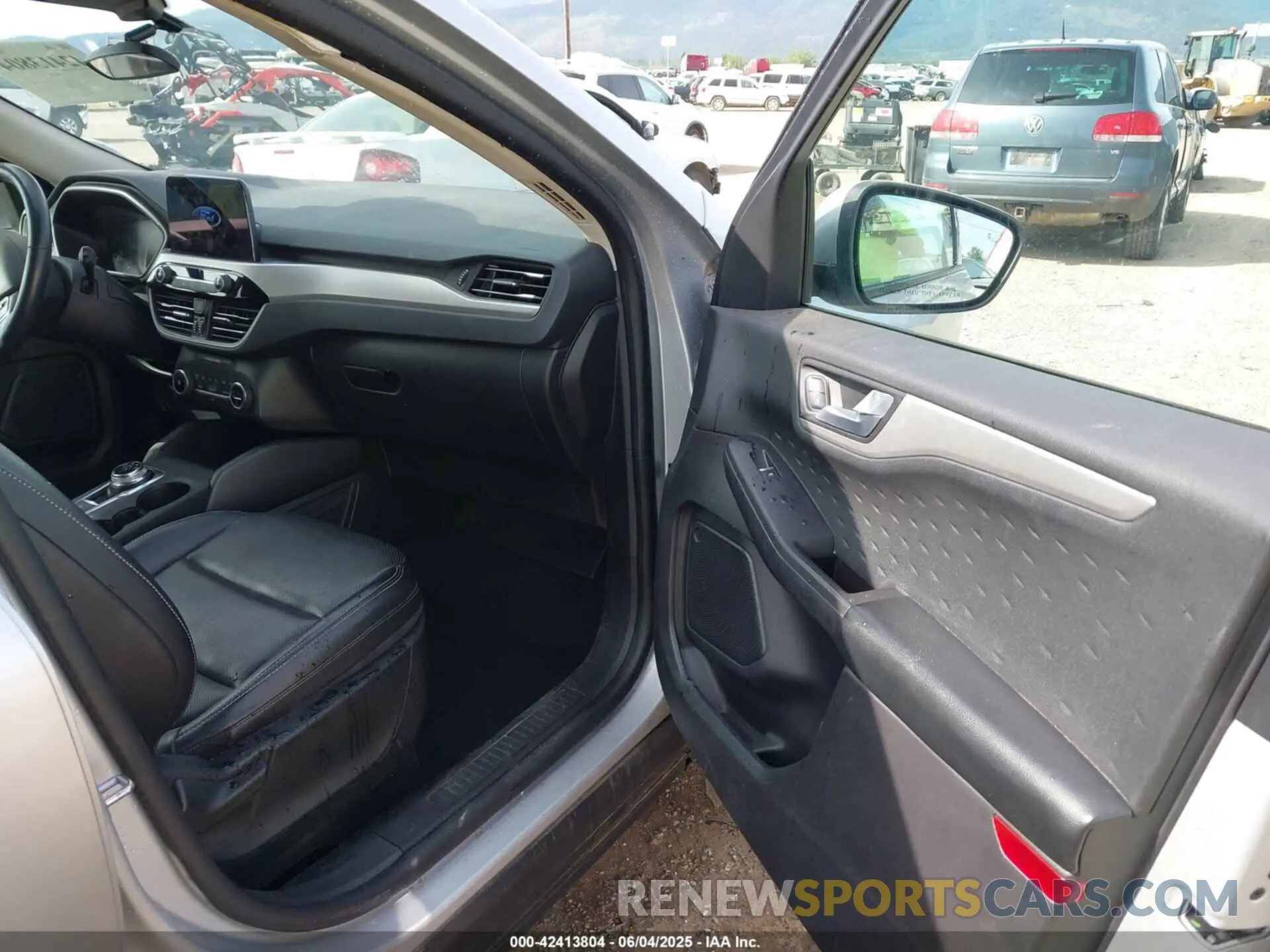 5 Photograph of a damaged car 1FMCU9H69LUB14537 FORD ESCAPE 2020