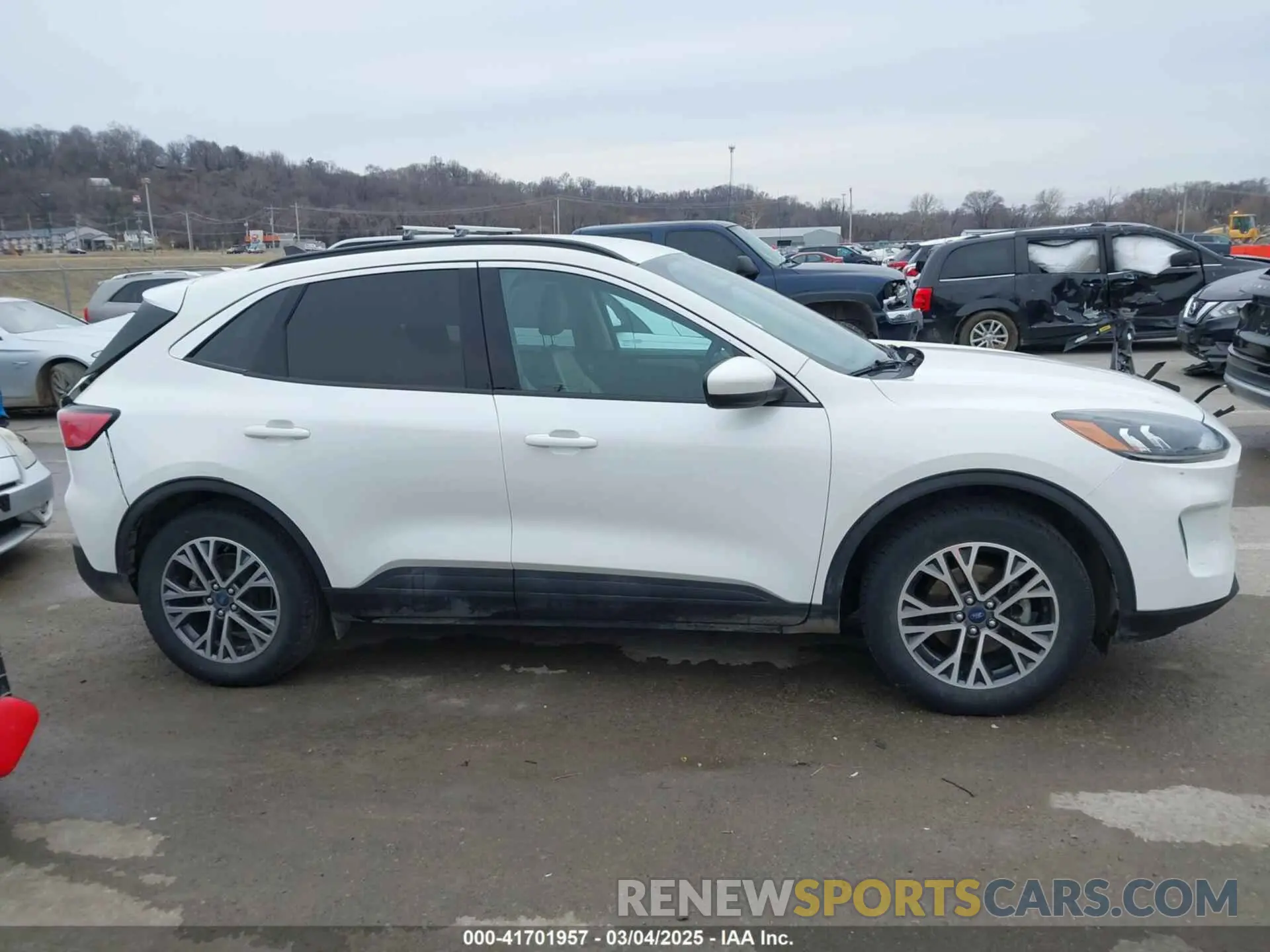 13 Photograph of a damaged car 1FMCU9H6XLUA52288 FORD ESCAPE 2020