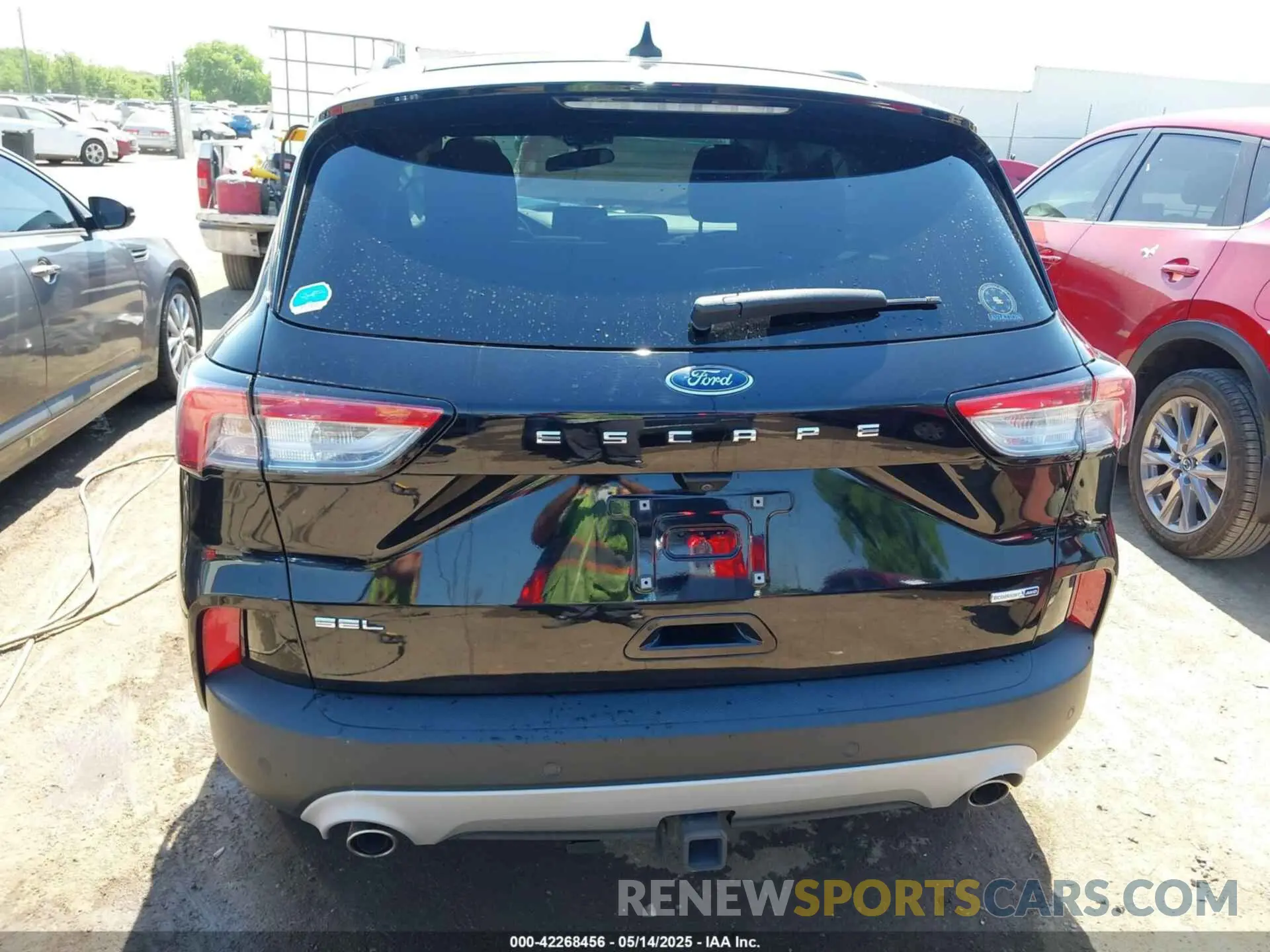 17 Photograph of a damaged car 1FMCU9H91LUB86584 FORD ESCAPE 2020