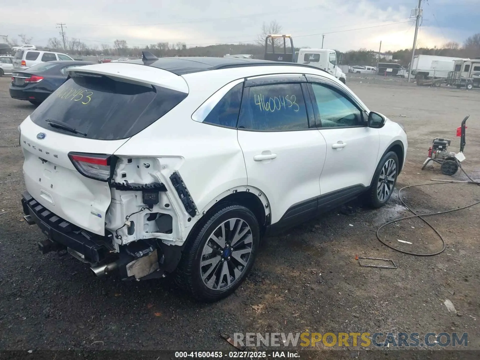 4 Photograph of a damaged car 1FMCU9H94LUB22569 FORD ESCAPE 2020