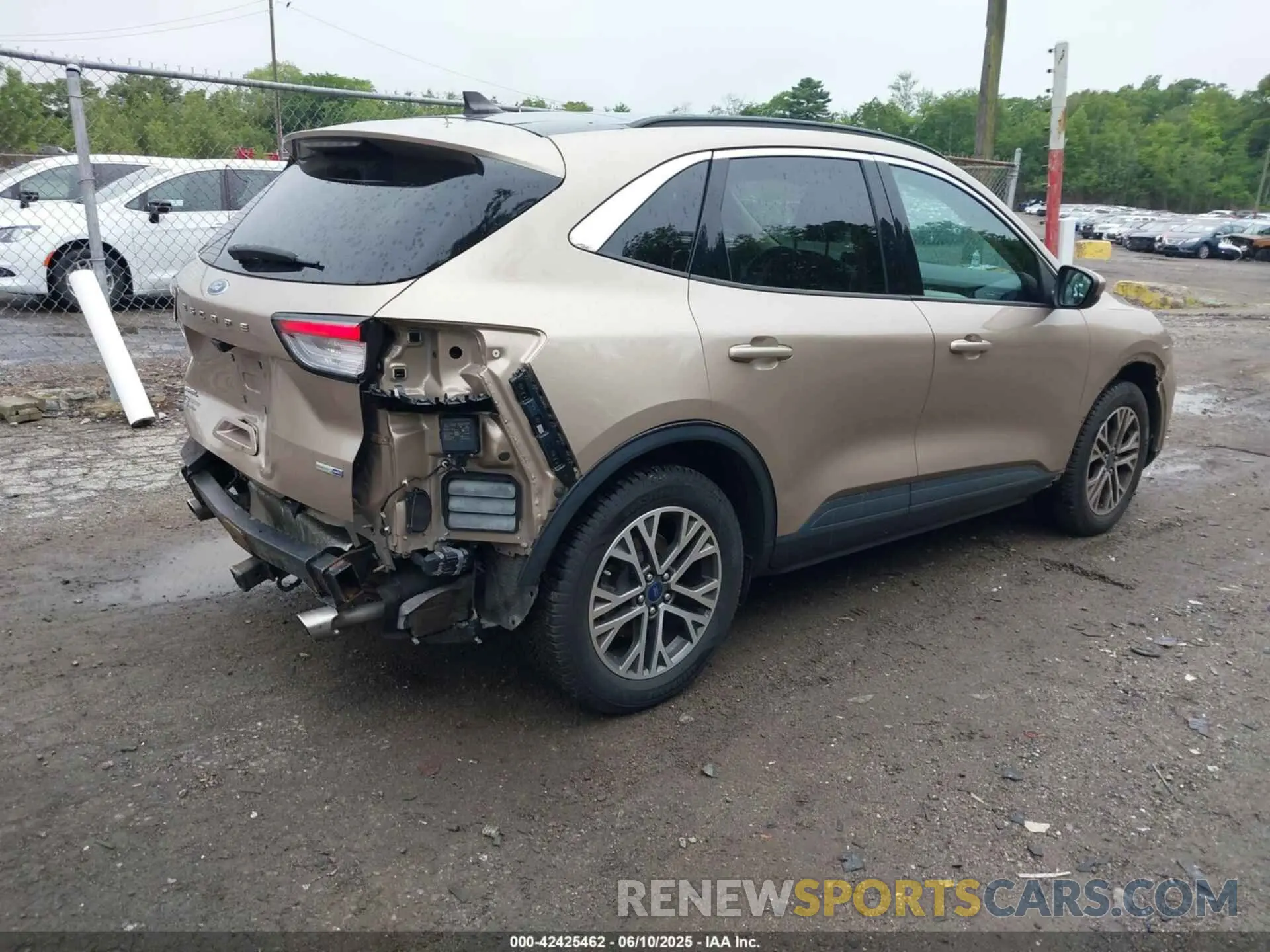 4 Photograph of a damaged car 1FMCU9H95LUC37519 FORD ESCAPE 2020