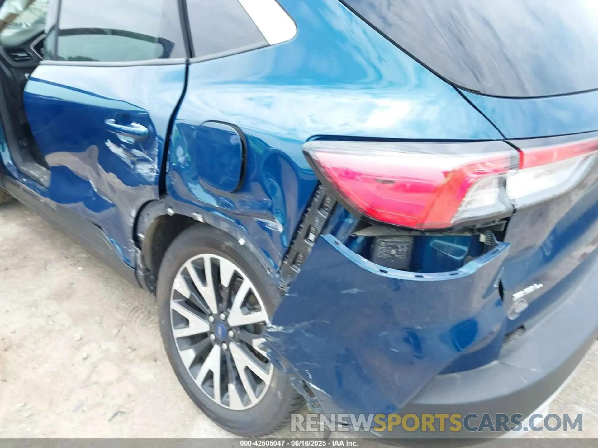 6 Photograph of a damaged car 1FMCU9H97LUA25981 FORD ESCAPE 2020