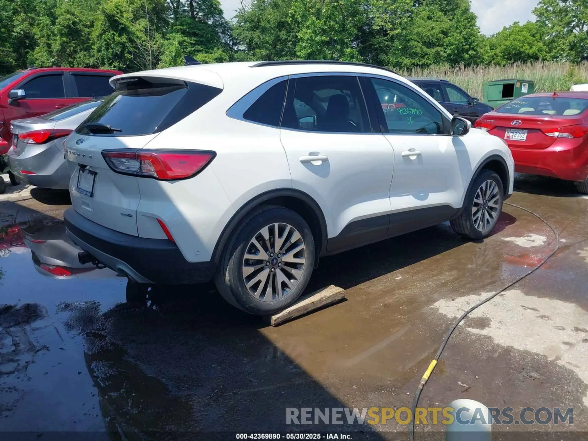 4 Photograph of a damaged car 1FMCU9J90LUA39747 FORD ESCAPE 2020