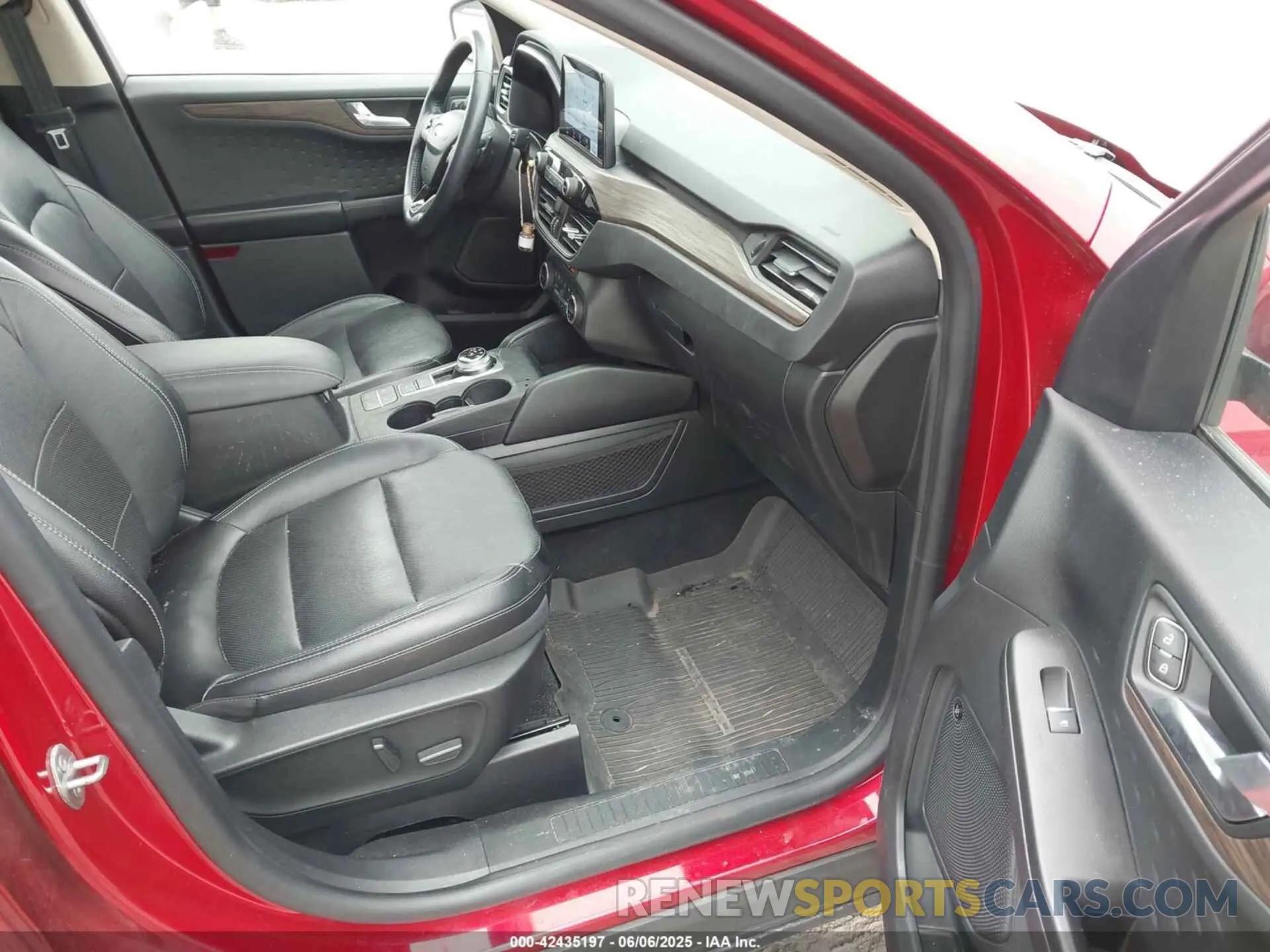 5 Photograph of a damaged car 1FMCU9J90LUA49310 FORD ESCAPE 2020