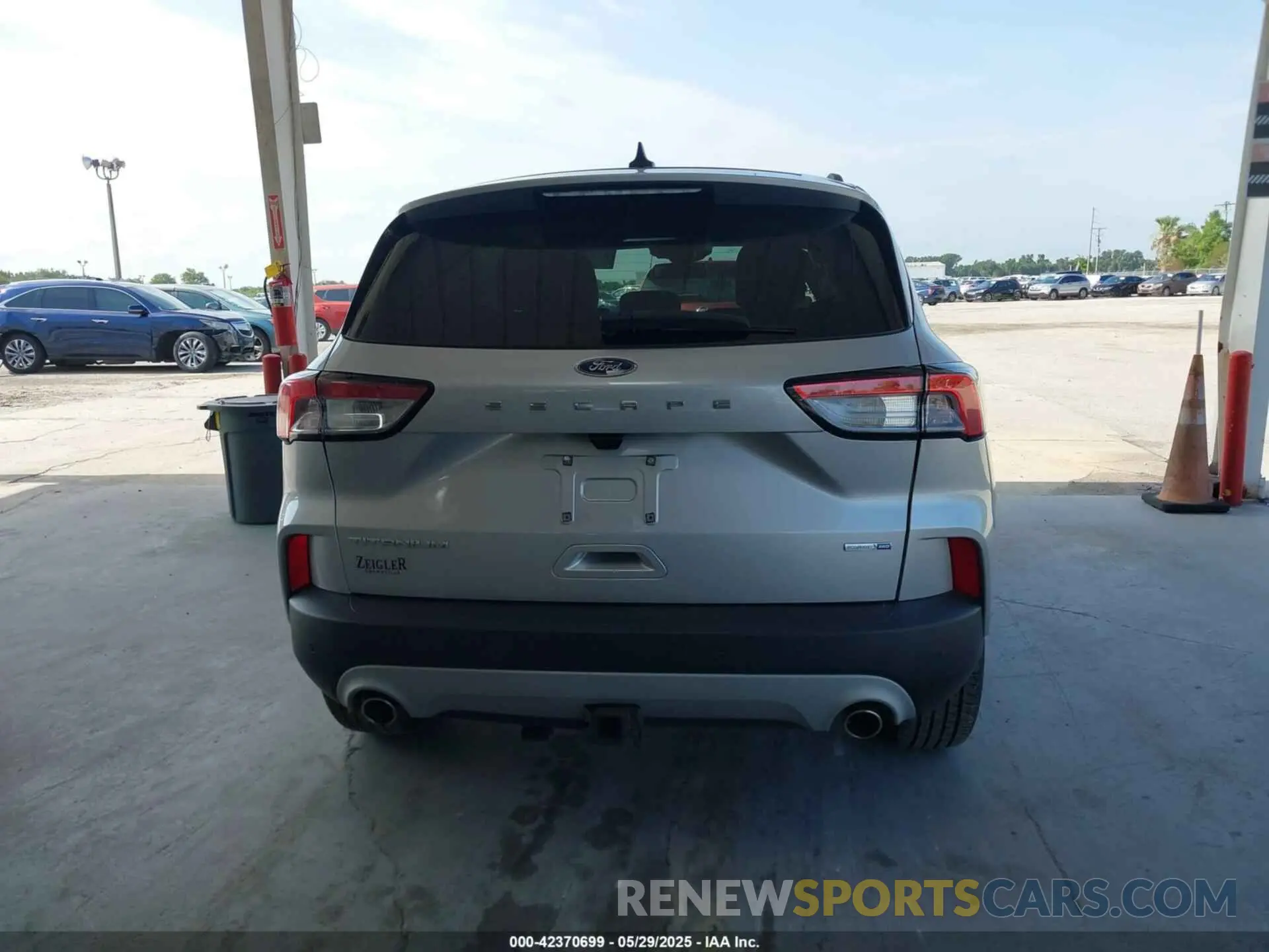 16 Photograph of a damaged car 1FMCU9J92LUB28137 FORD ESCAPE 2020