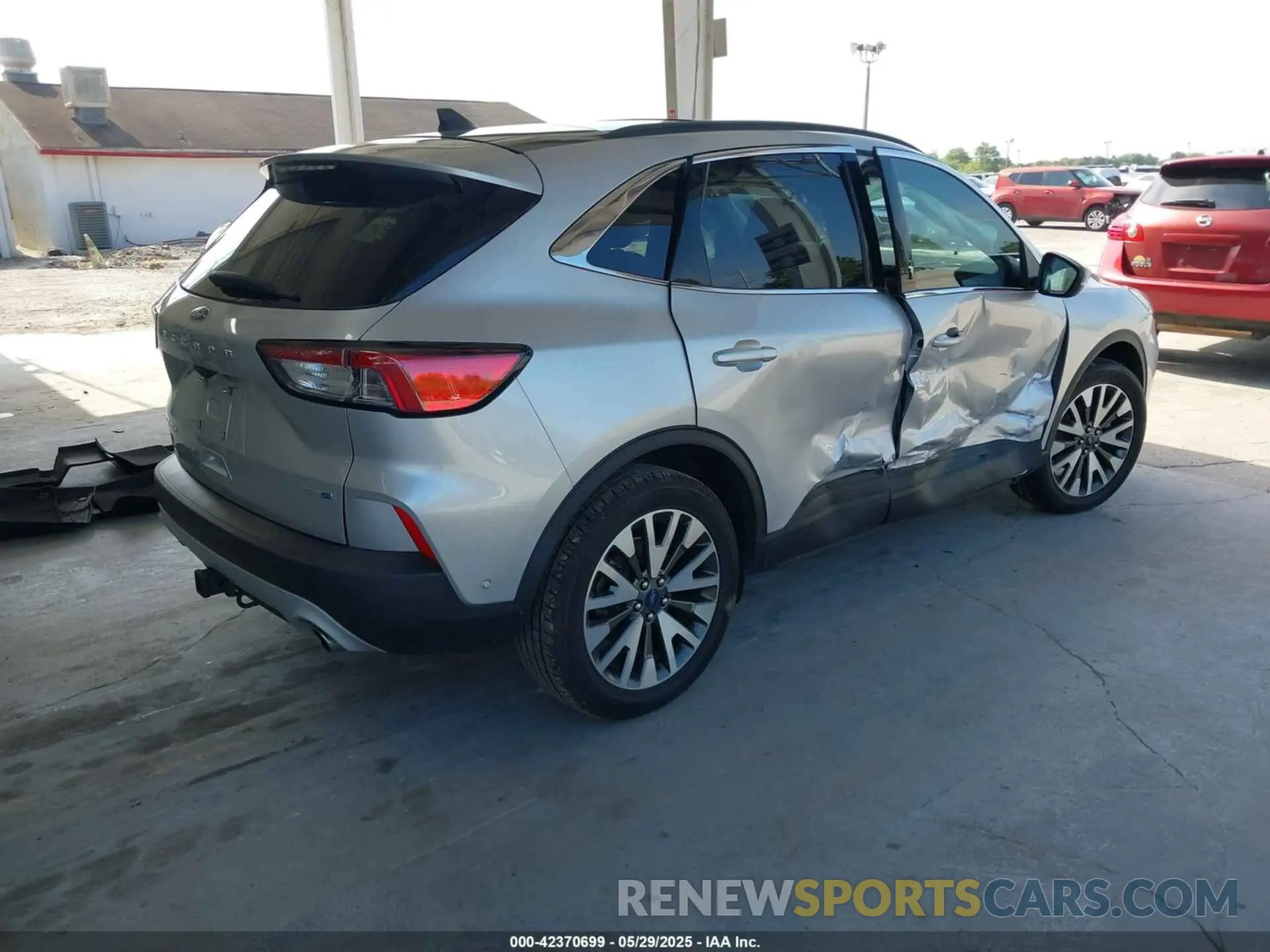 4 Photograph of a damaged car 1FMCU9J92LUB28137 FORD ESCAPE 2020