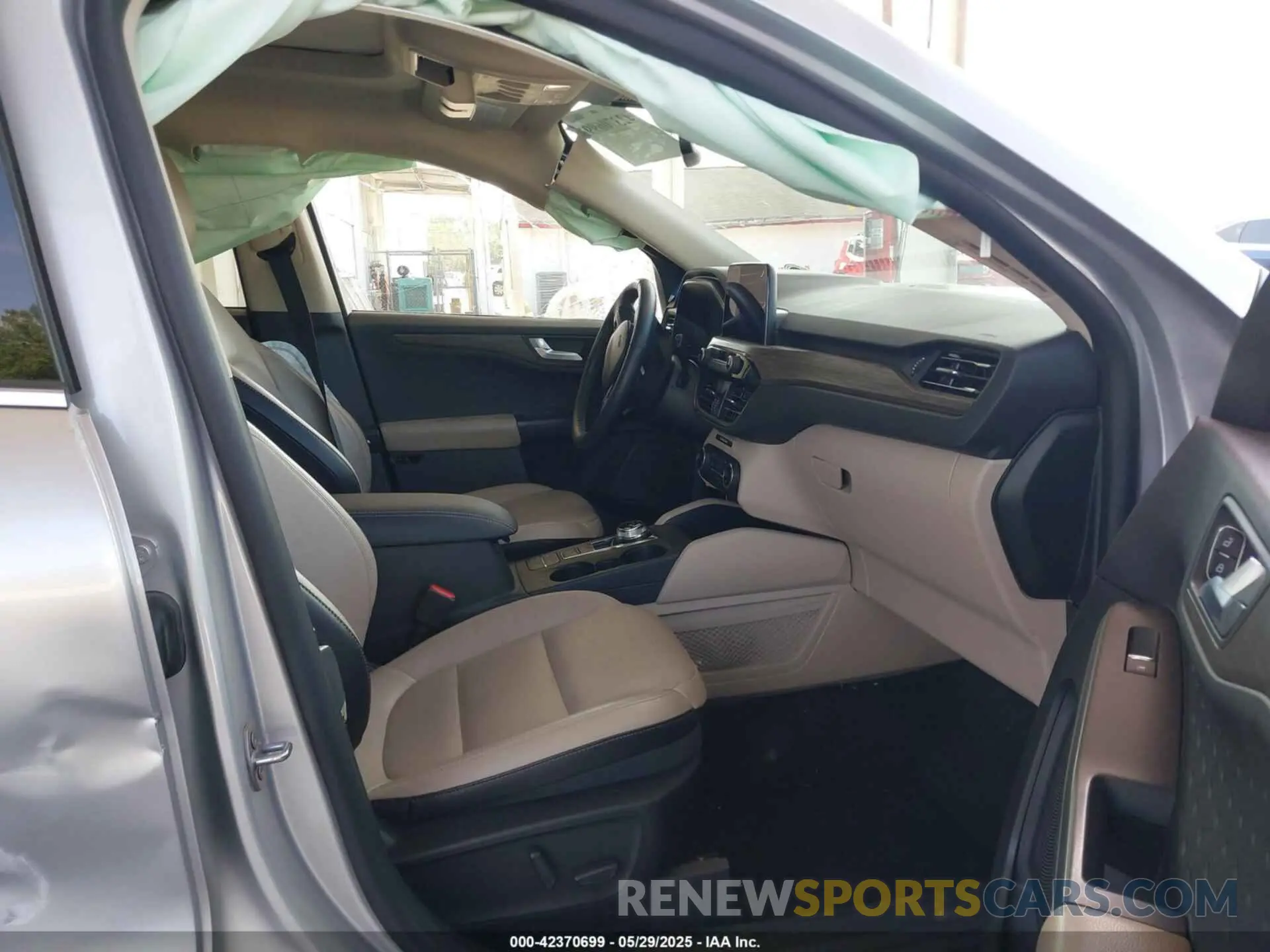 5 Photograph of a damaged car 1FMCU9J92LUB28137 FORD ESCAPE 2020