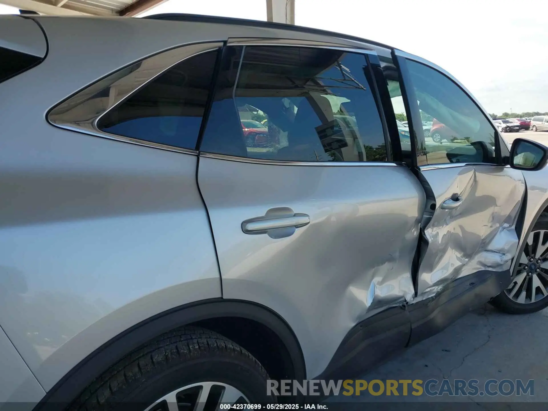 6 Photograph of a damaged car 1FMCU9J92LUB28137 FORD ESCAPE 2020