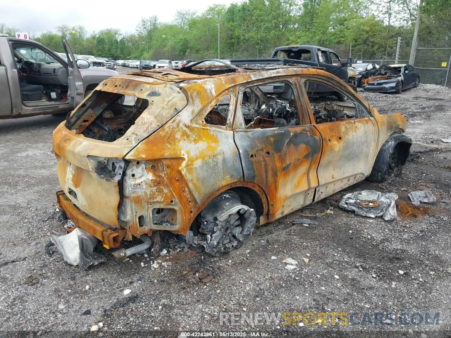 4 Photograph of a damaged car 1FMCU9J92LUB90492 FORD ESCAPE 2020