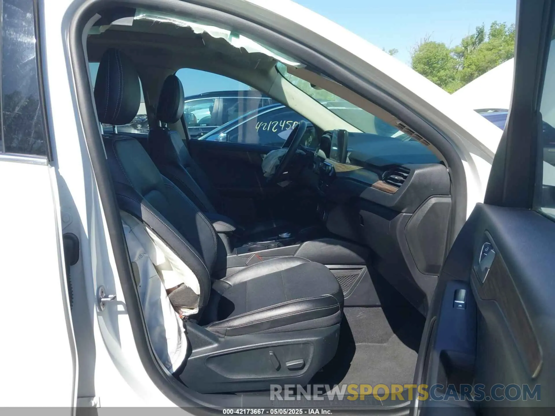 5 Photograph of a damaged car 1FMCU9J96LUC05611 FORD ESCAPE 2020