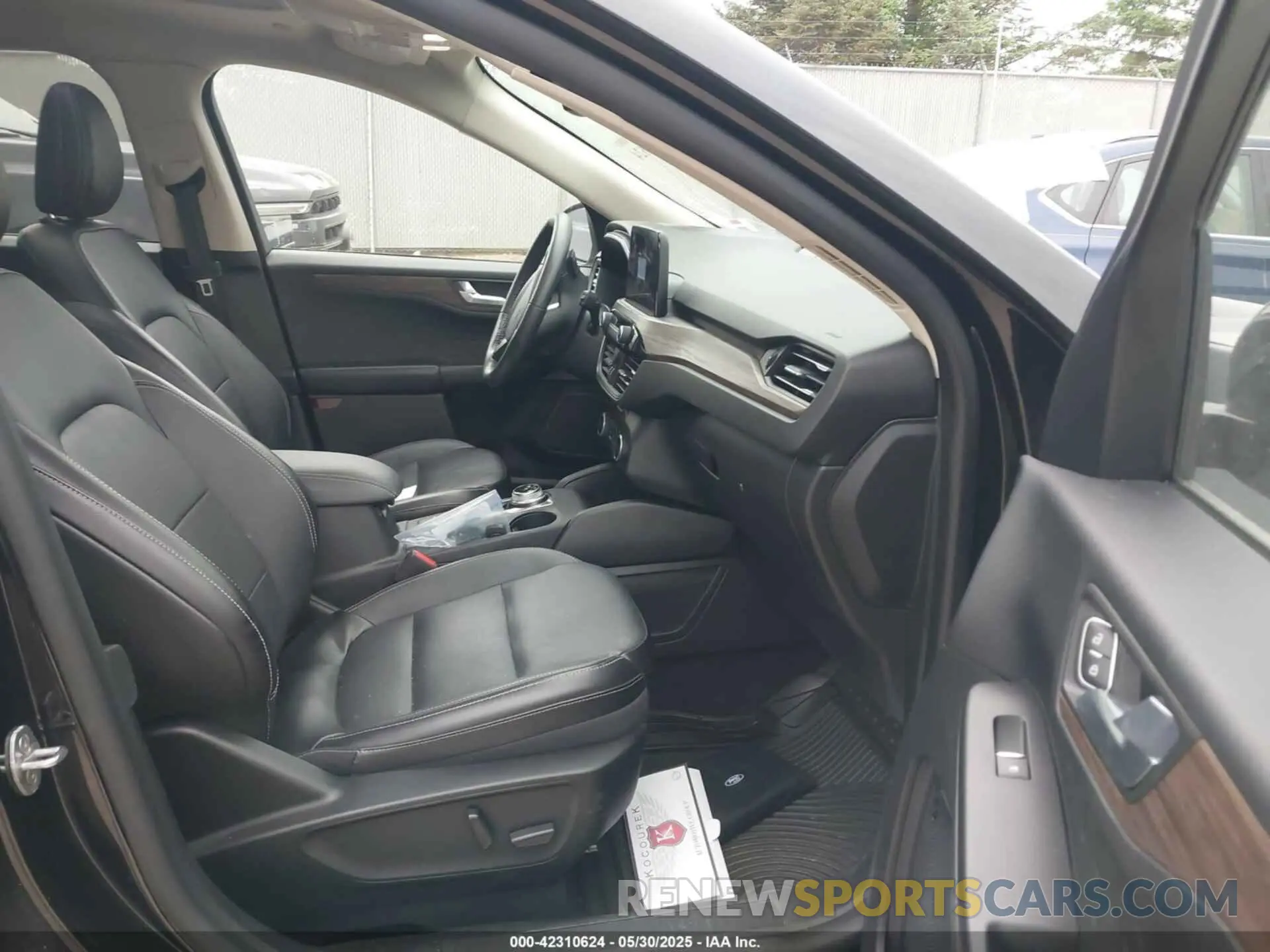 5 Photograph of a damaged car 1FMCU9J98LUA34750 FORD ESCAPE 2020