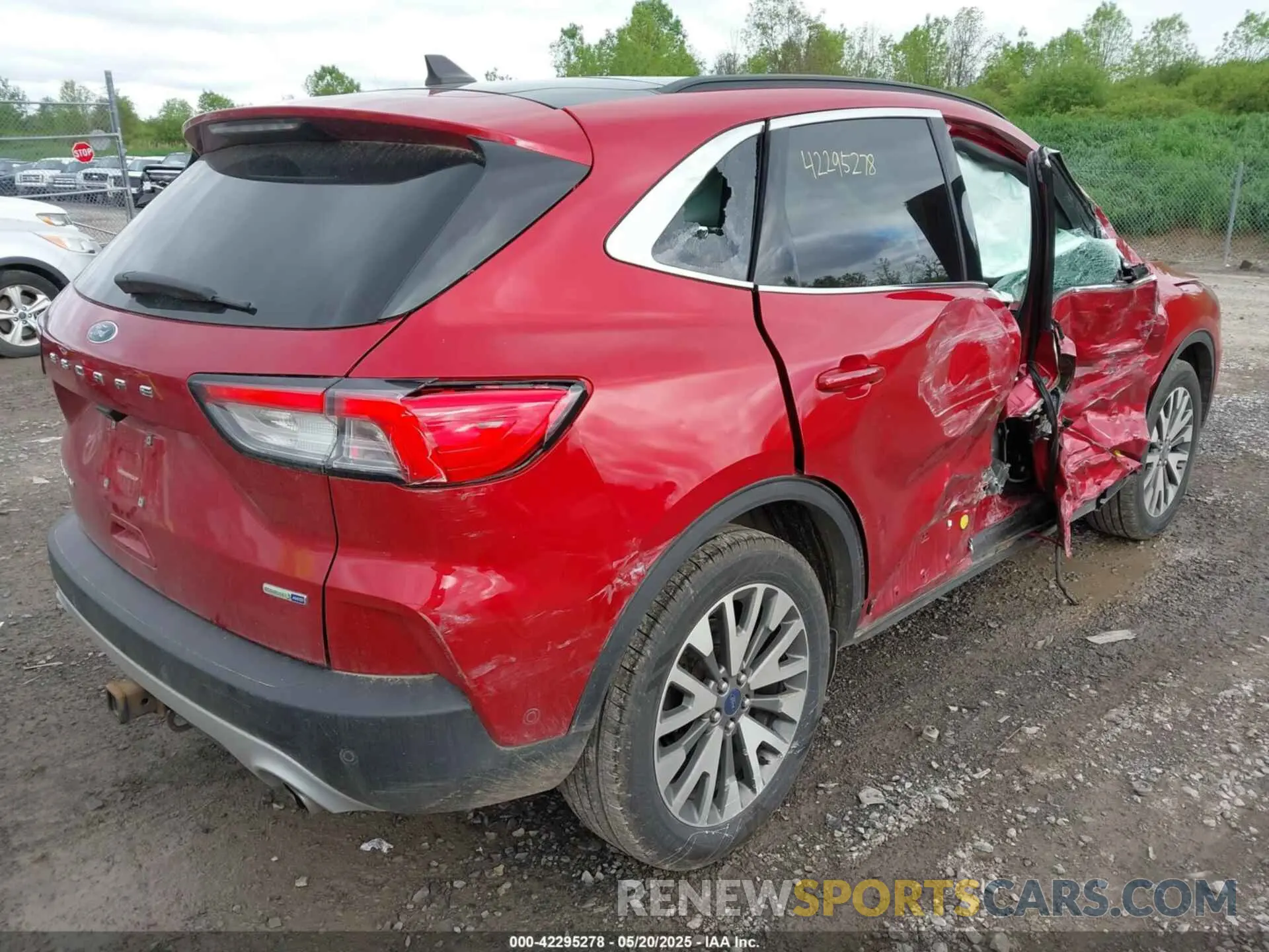 4 Photograph of a damaged car 1FMCU9J99LUB28104 FORD ESCAPE 2020