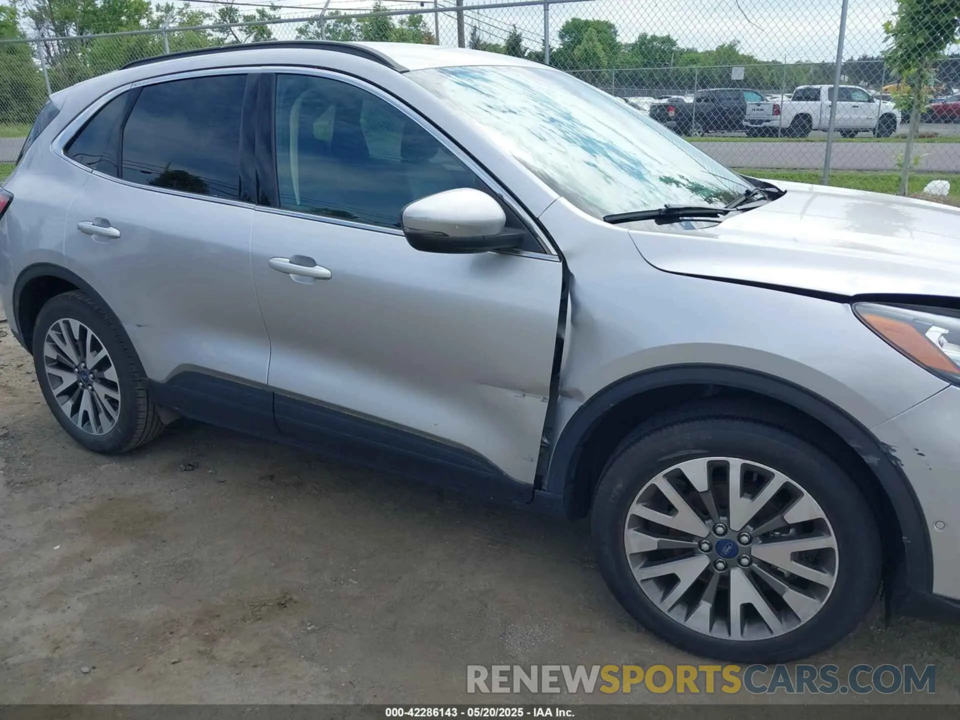 17 Photograph of a damaged car 1FMCU9J99LUB45758 FORD ESCAPE 2020