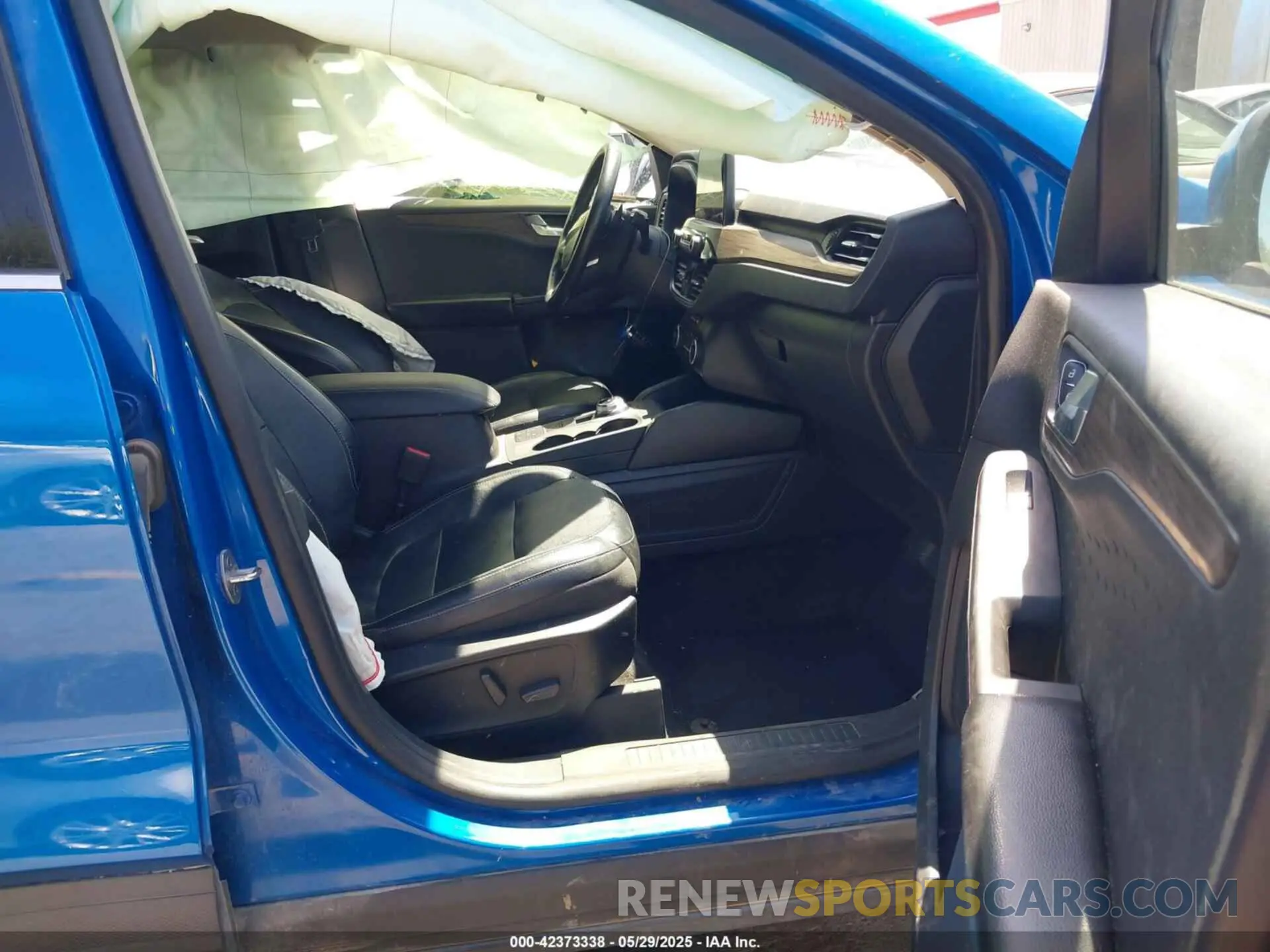 5 Photograph of a damaged car 1FMCU9J9XLUB15720 FORD ESCAPE 2020