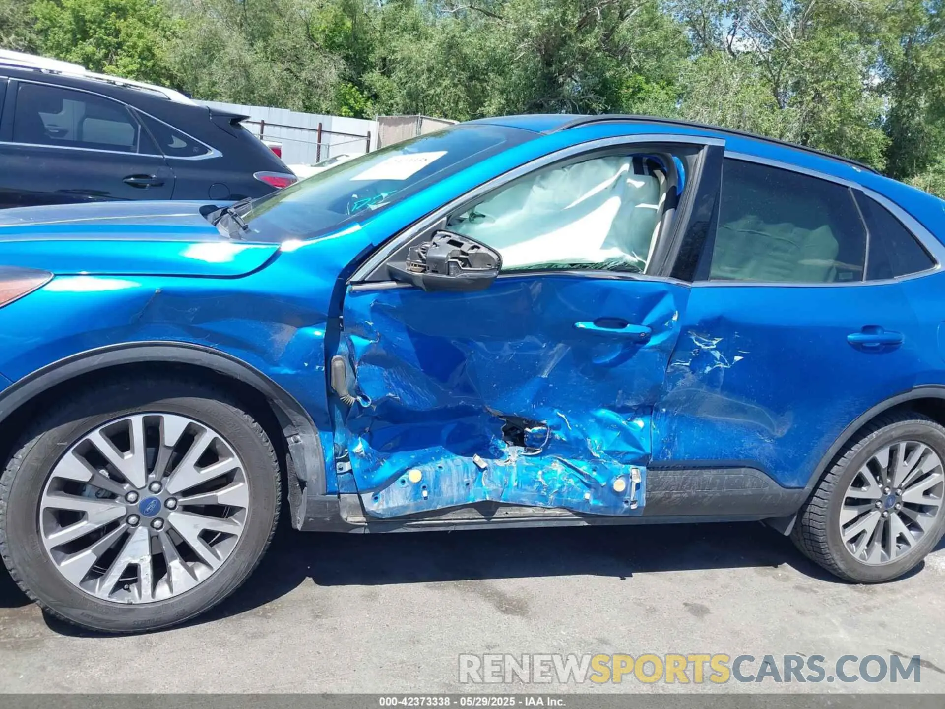 6 Photograph of a damaged car 1FMCU9J9XLUB15720 FORD ESCAPE 2020