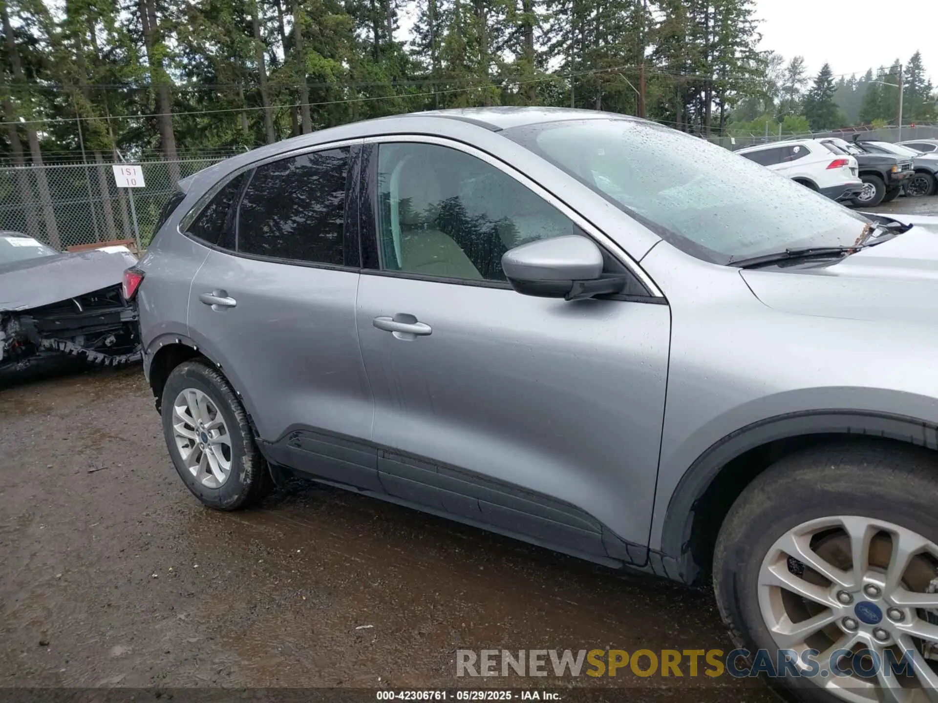 14 Photograph of a damaged car 1FMCU0BZ4MUA38497 FORD ESCAPE 2021