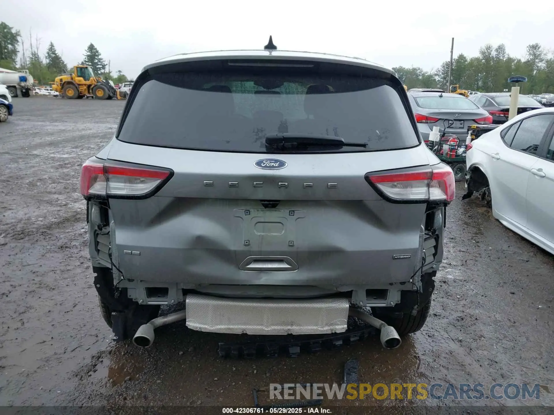 17 Photograph of a damaged car 1FMCU0BZ4MUA38497 FORD ESCAPE 2021