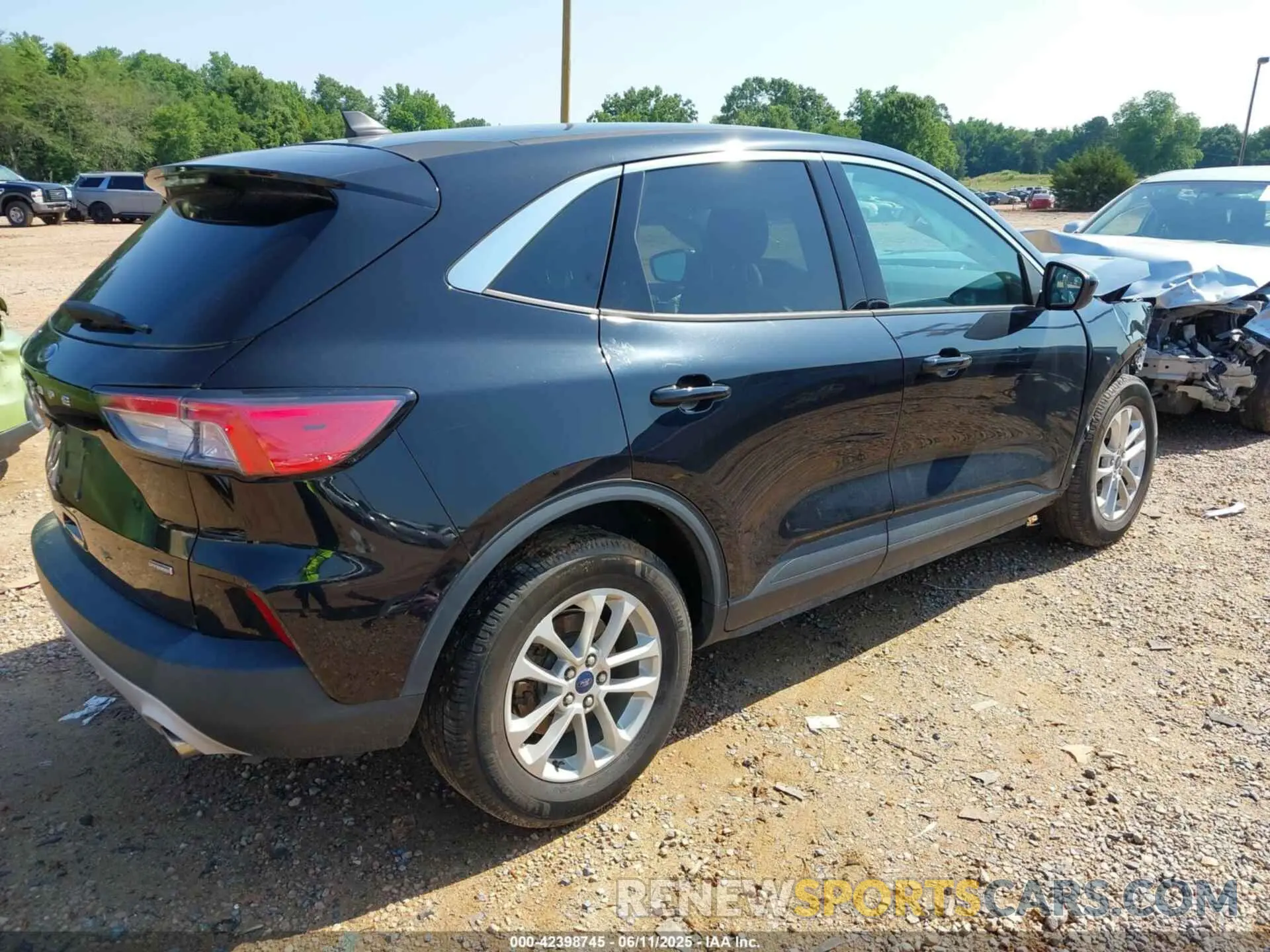 4 Photograph of a damaged car 1FMCU0BZ4MUA67773 FORD ESCAPE 2021