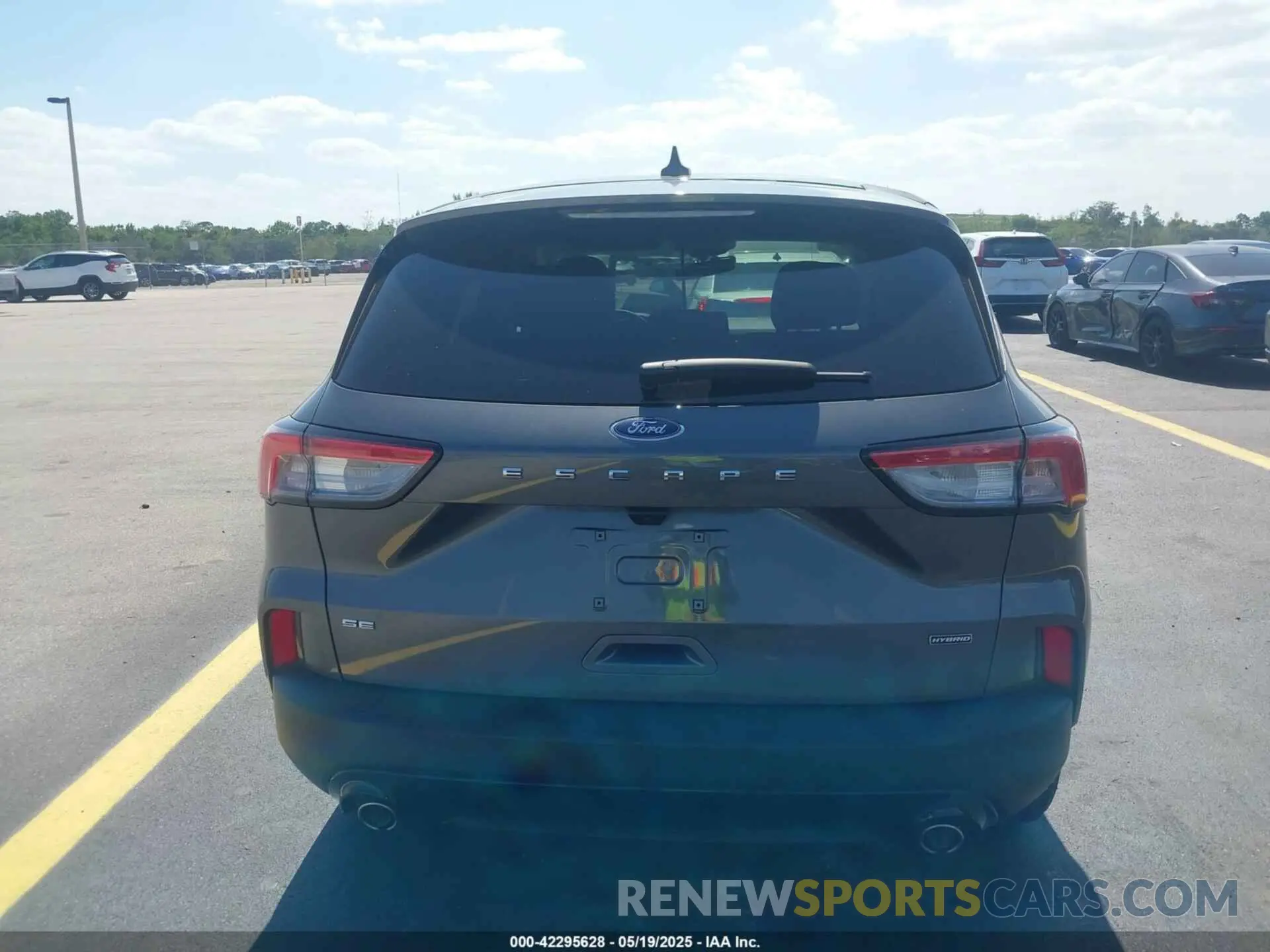 16 Photograph of a damaged car 1FMCU0BZ4MUB14560 FORD ESCAPE 2021
