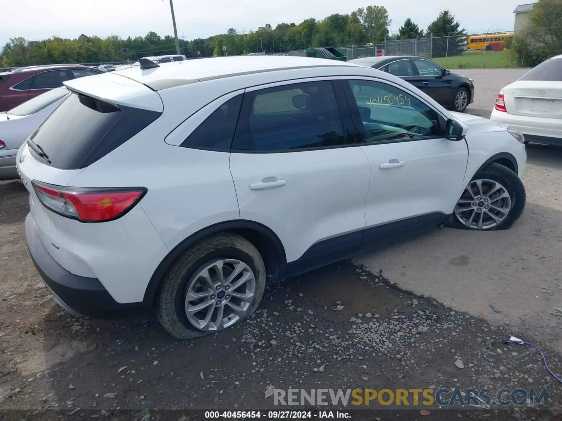 4 Photograph of a damaged car 1FMCU0BZ8MUA59353 FORD ESCAPE 2021