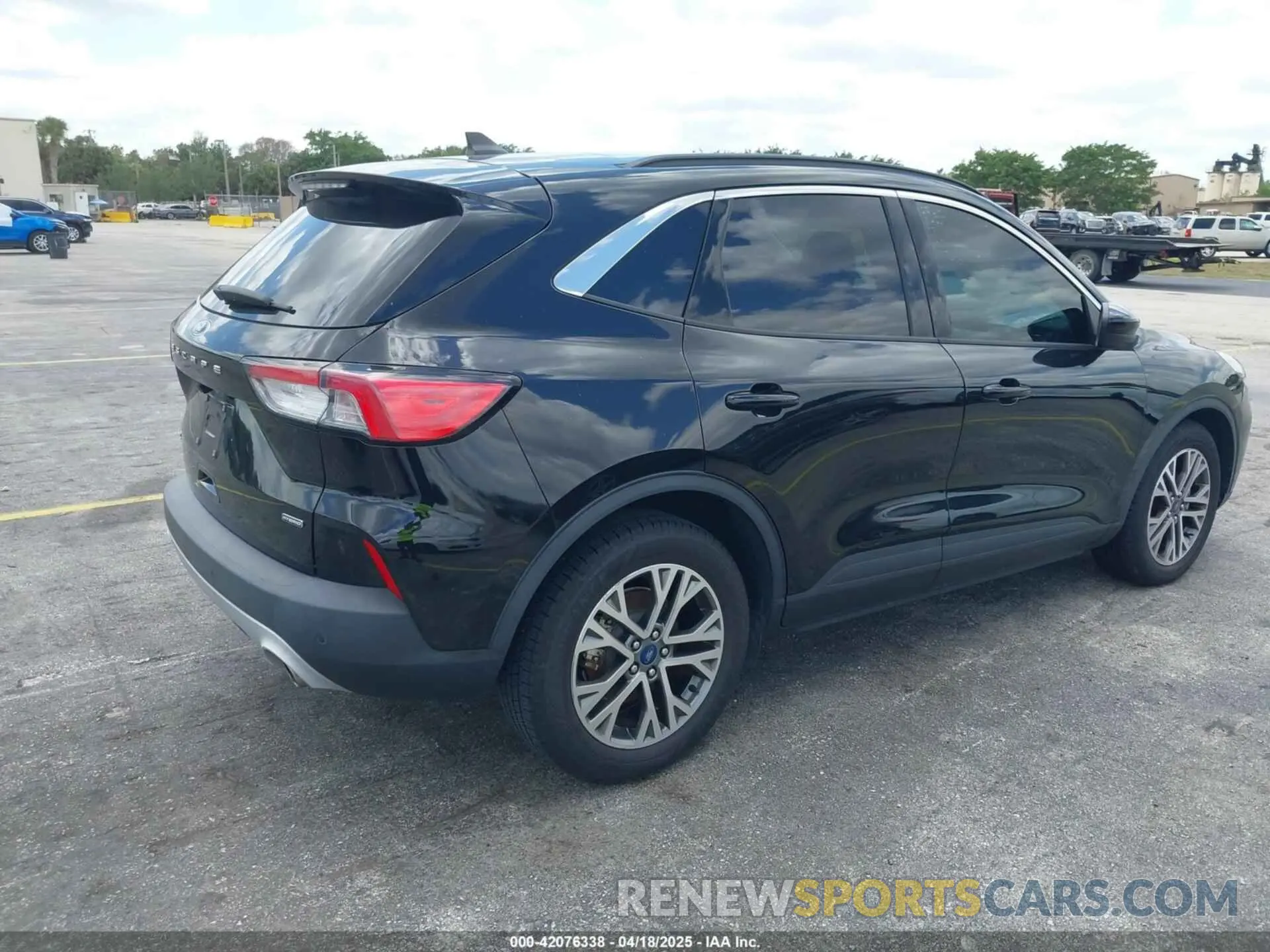 4 Photograph of a damaged car 1FMCU0CZ2MUA69178 FORD ESCAPE 2021