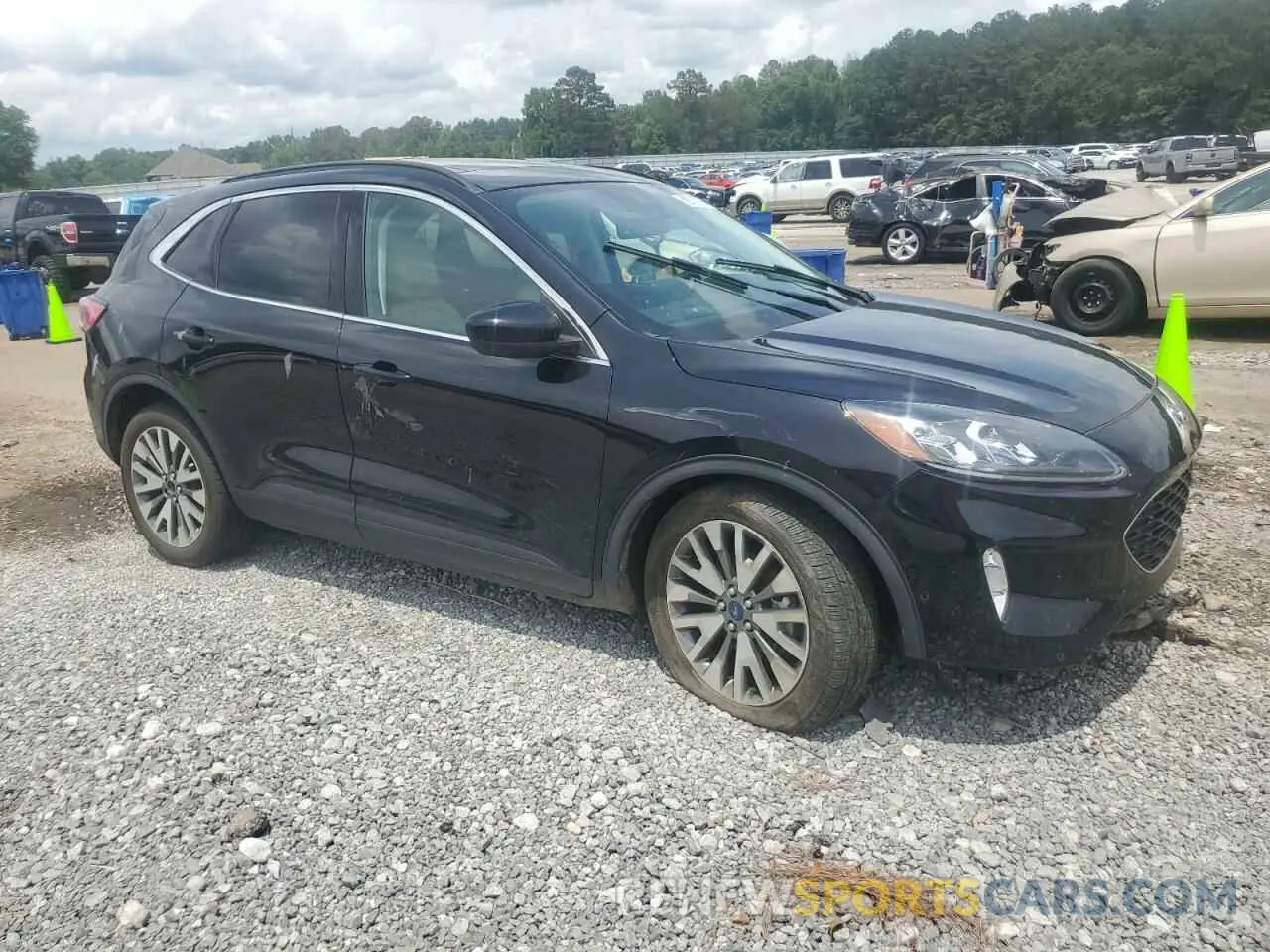 4 Photograph of a damaged car 1FMCU0DZ8MUA18315 FORD ESCAPE 2021