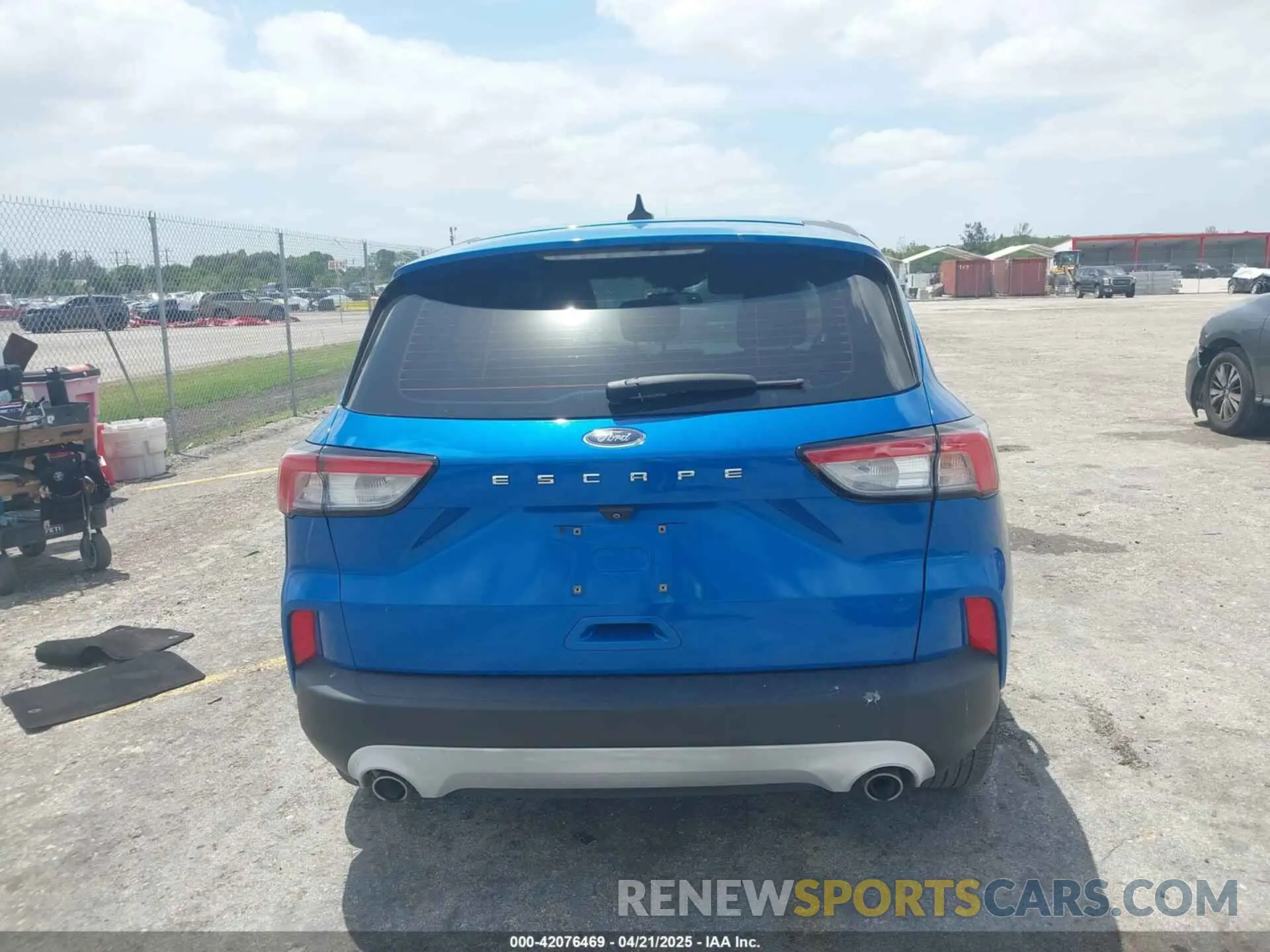 17 Photograph of a damaged car 1FMCU0F64MUA25779 FORD ESCAPE 2021