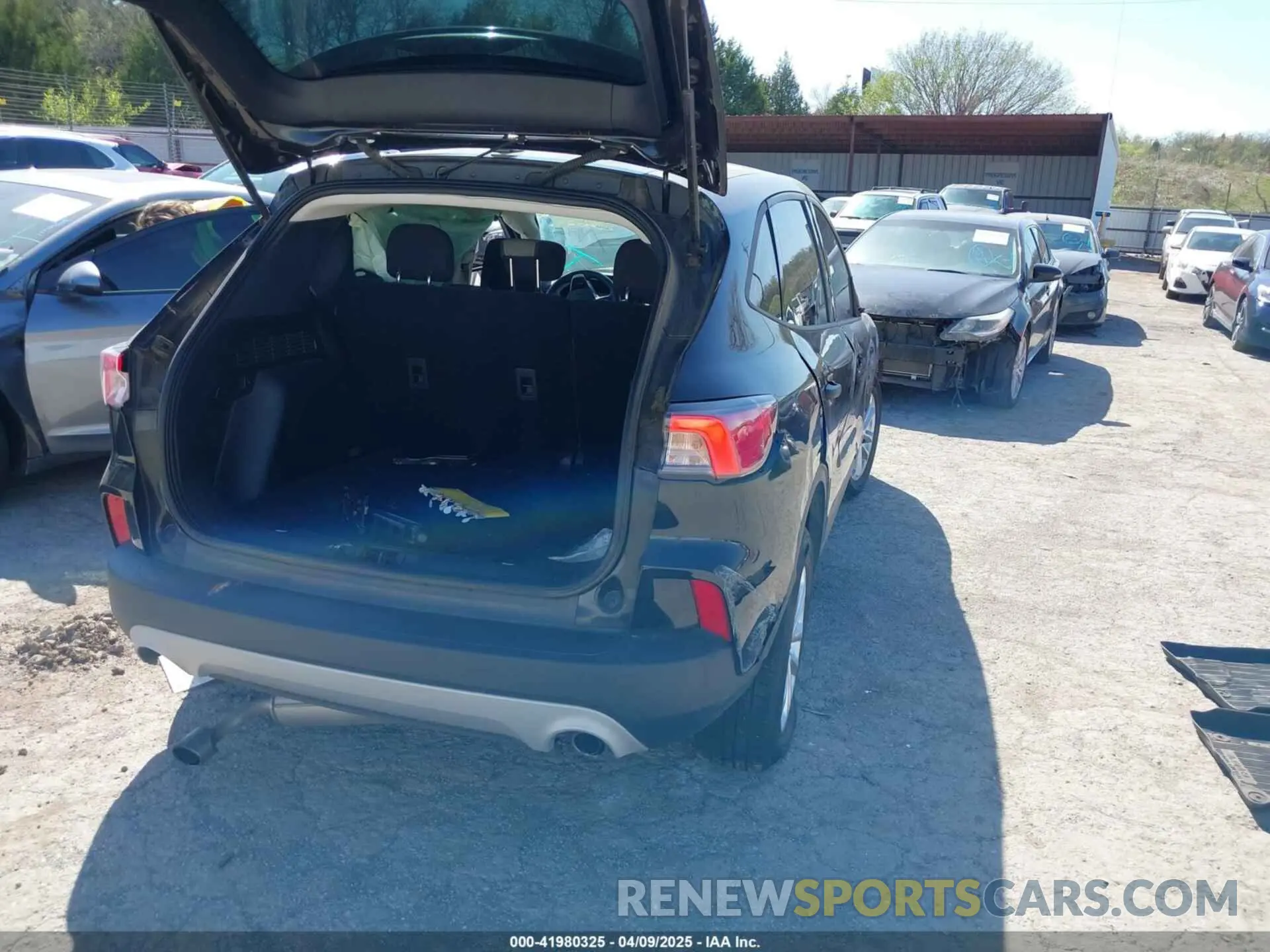 4 Photograph of a damaged car 1FMCU0F68MUA49499 FORD ESCAPE 2021