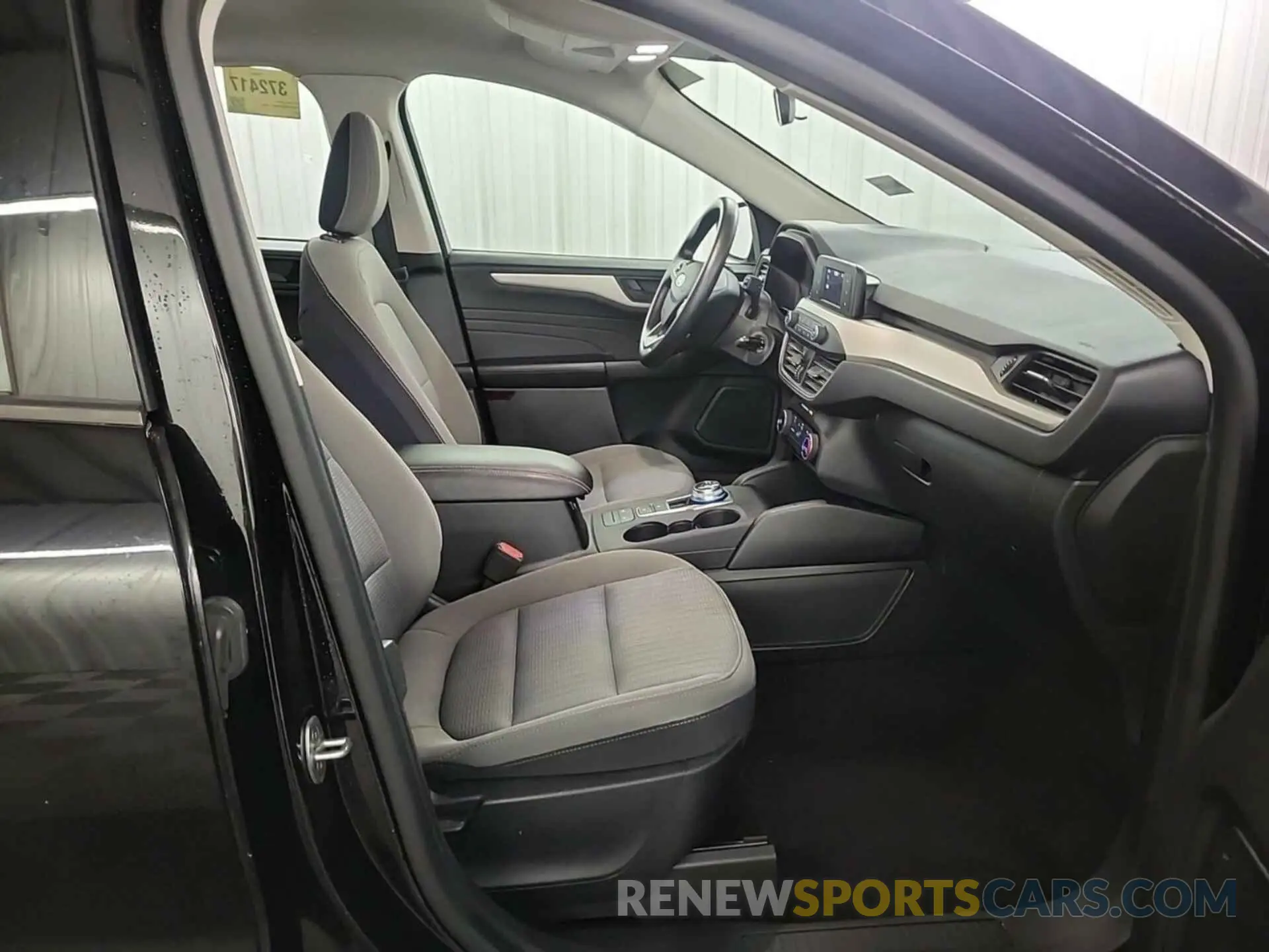 17 Photograph of a damaged car 1FMCU0F68MUA99044 FORD ESCAPE 2021