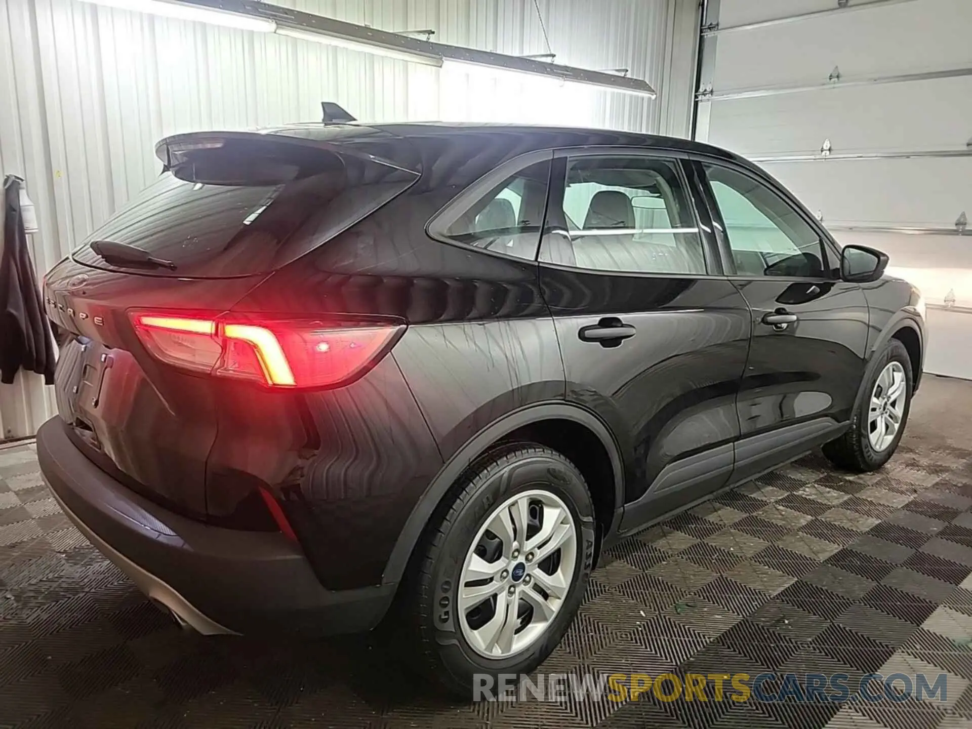 29 Photograph of a damaged car 1FMCU0F68MUA99044 FORD ESCAPE 2021