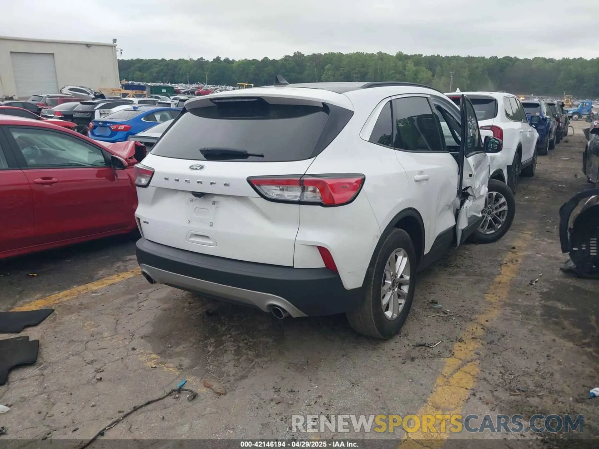 4 Photograph of a damaged car 1FMCU0G60MUB10259 FORD ESCAPE 2021