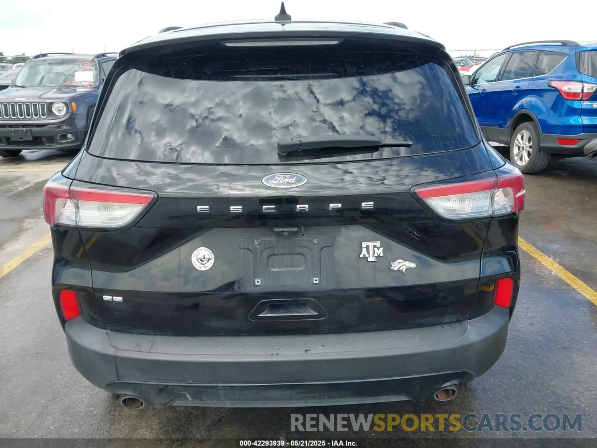 17 Photograph of a damaged car 1FMCU0G62MUA12575 FORD ESCAPE 2021
