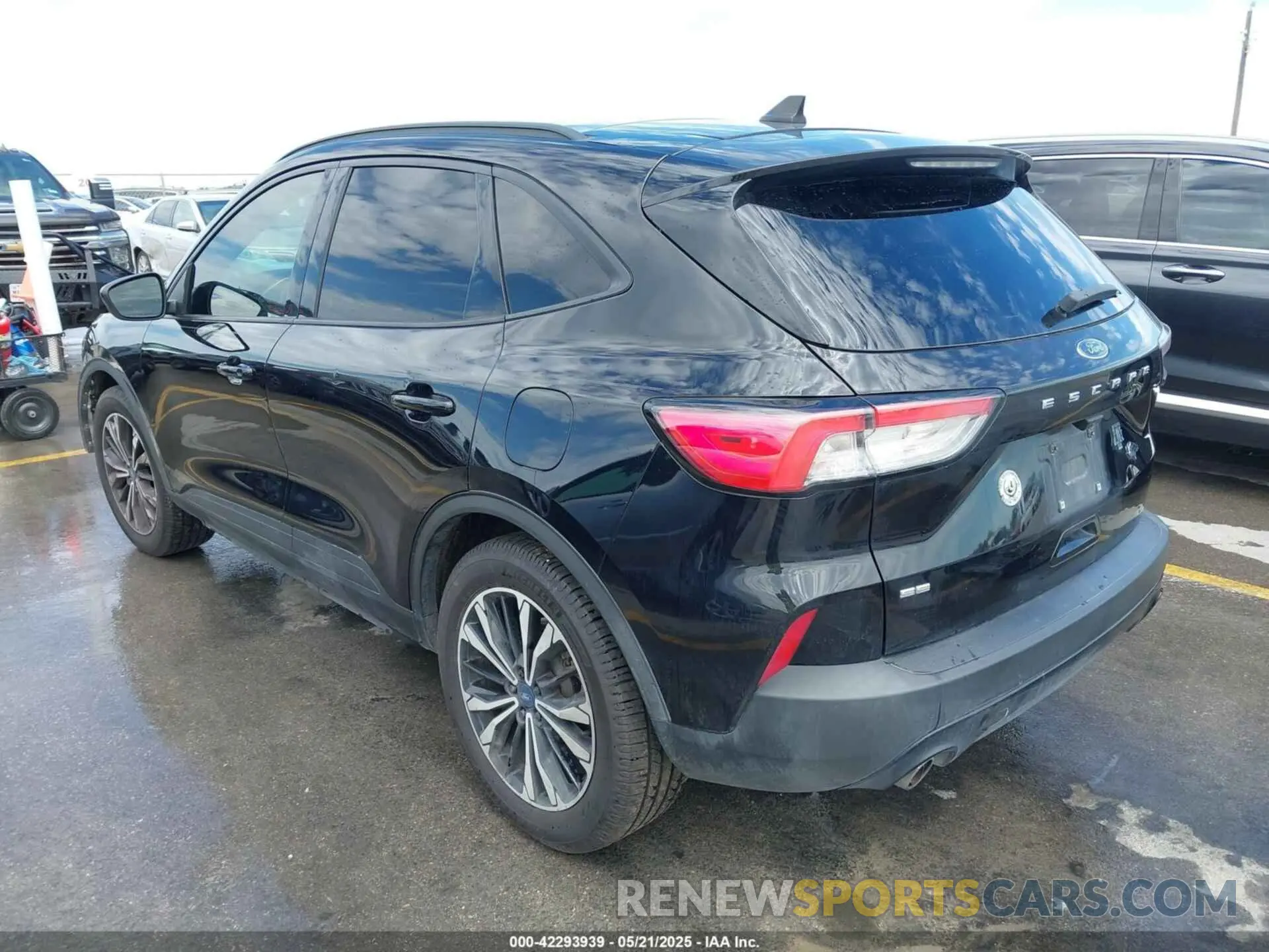 3 Photograph of a damaged car 1FMCU0G62MUA12575 FORD ESCAPE 2021